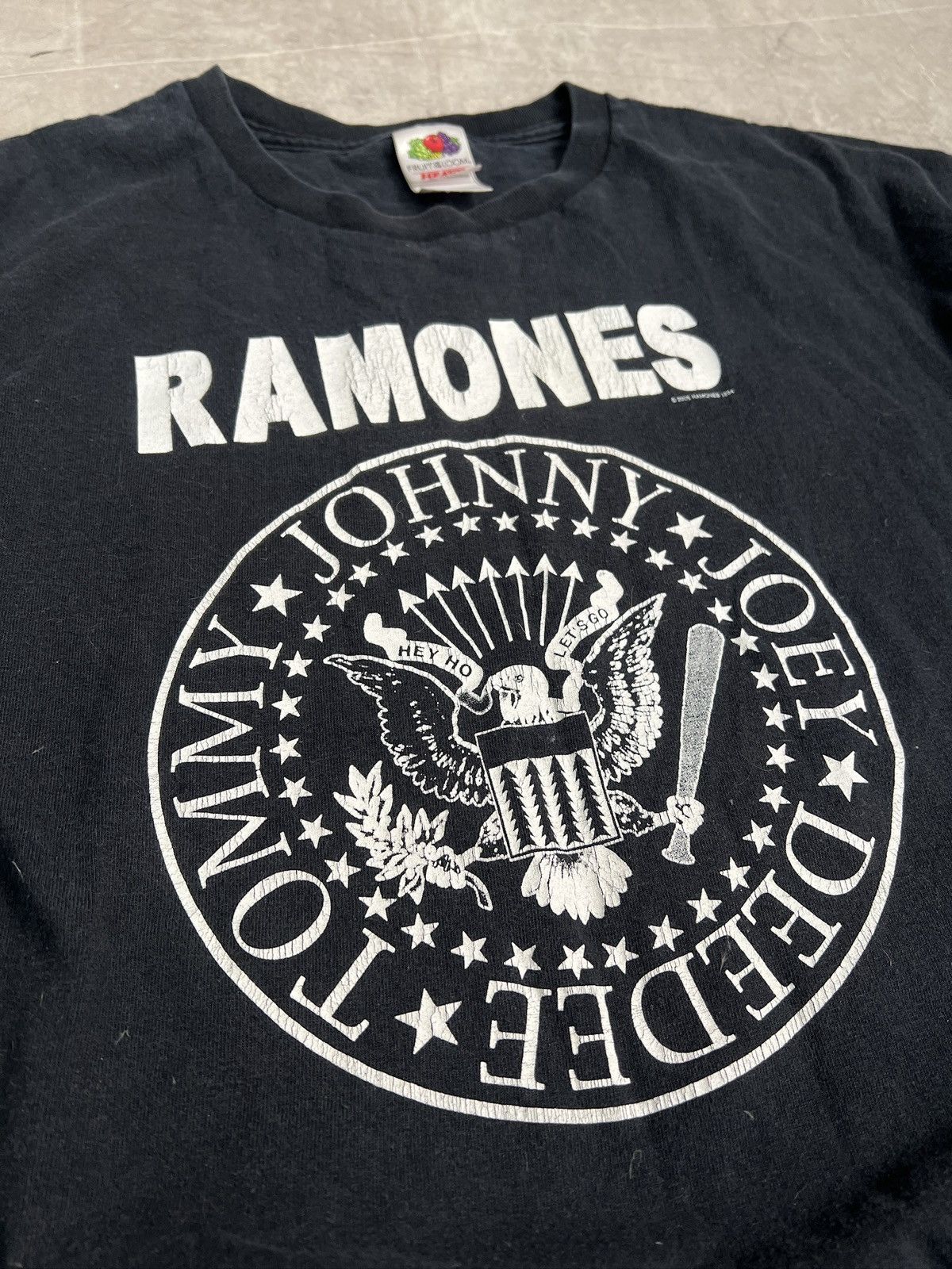 Fruit Of The Loom Ramones Band 2005 T Shirt Vintage Punk Rock Hey Ho let’s Go Size US XL / EU 56 / 4 - 3 Thumbnail