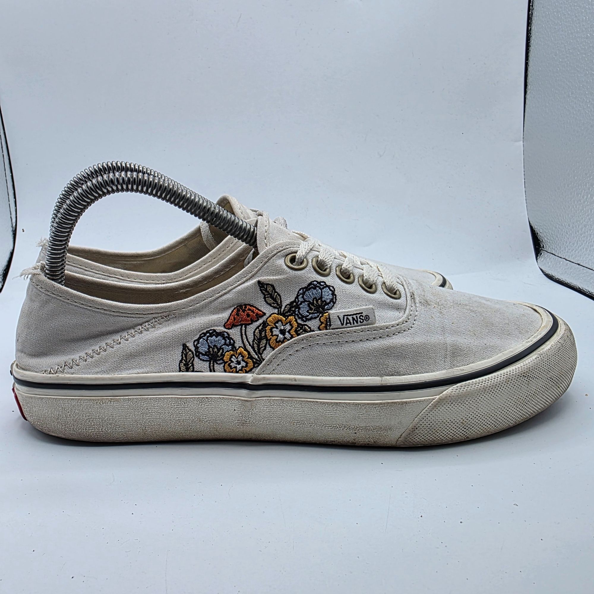 Vans Vans EcoCush Womens Size 9 White Canvas Sneakers Floral Embr Size US 9 / IT 39 - 12 Thumbnail