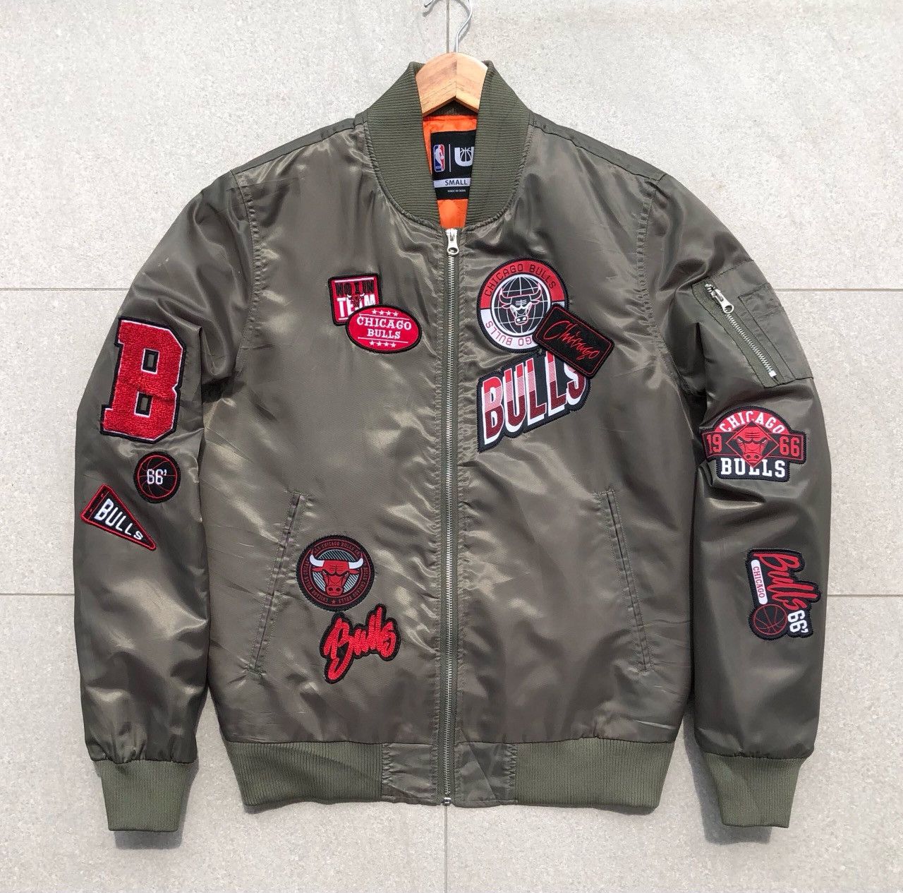 CHICAGO BULLS NBA Men Bomber Jacket Olive Green Logo Patches
