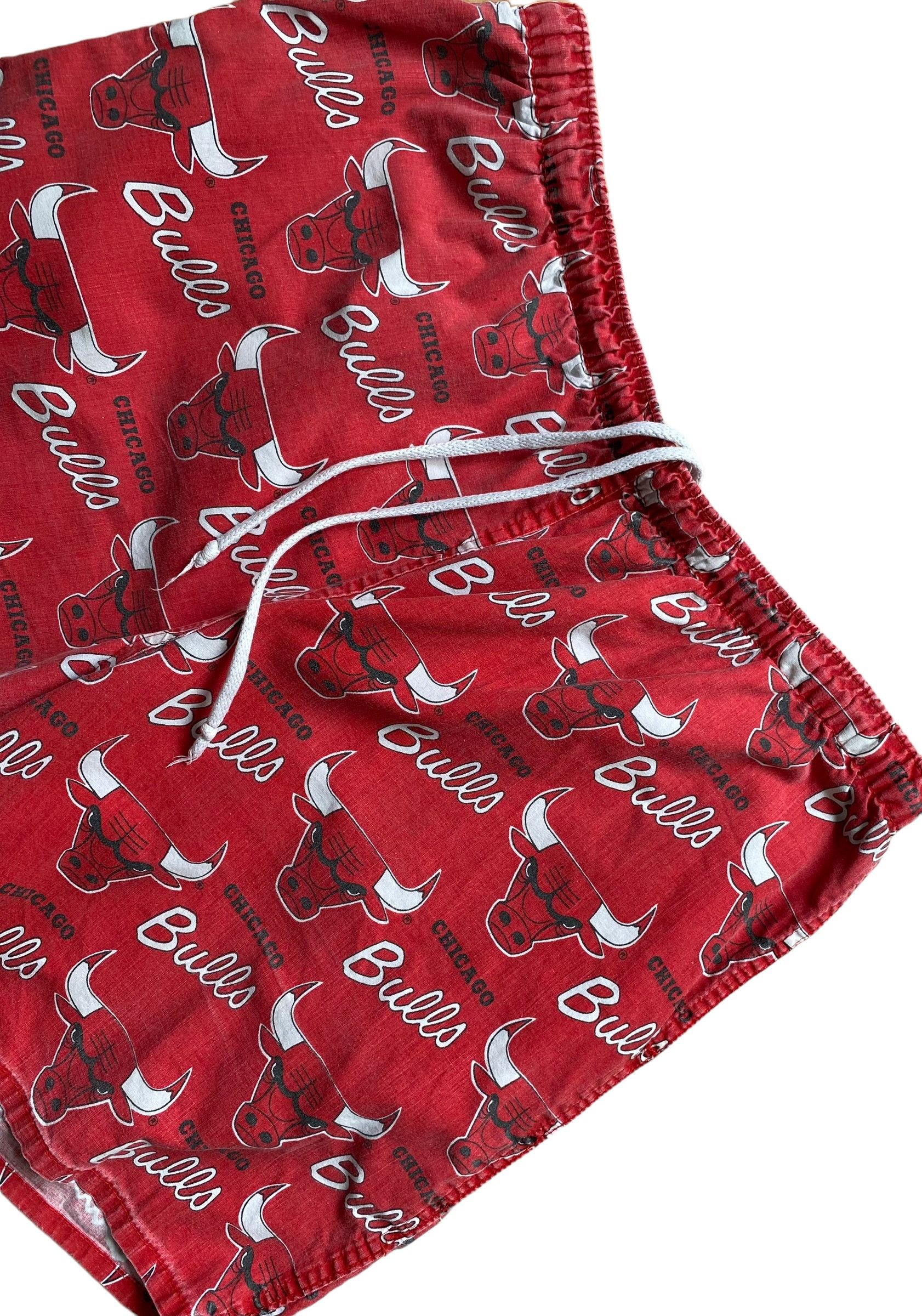 NBA × Vintage 90s' Chicago Bulls NBA all over print shorts Size US 34 / EU 50 - 4 Thumbnail