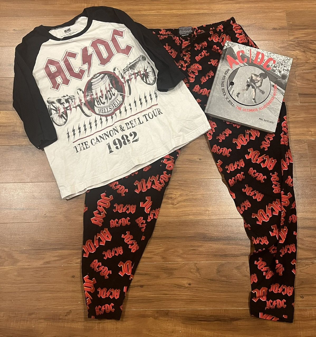 Other Y2K -AC/DC BUNDLE - Tour Shirt, All over print pants + book! Size US L / EU 52-54 / 3 - 1 Thumbnail