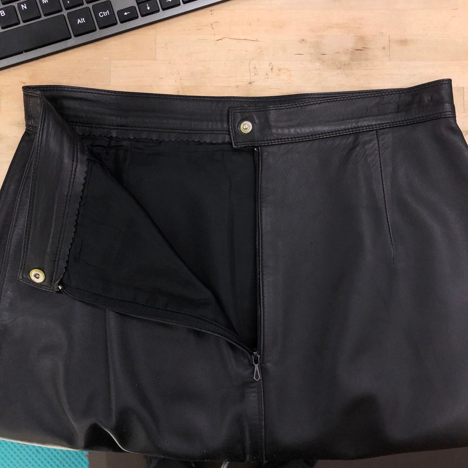 Fendi Fendissime Fendi Size 44 Skirt Leather Midi Pencil Vintage Size 28" / US 6 / IT 42 - 13 Thumbnail