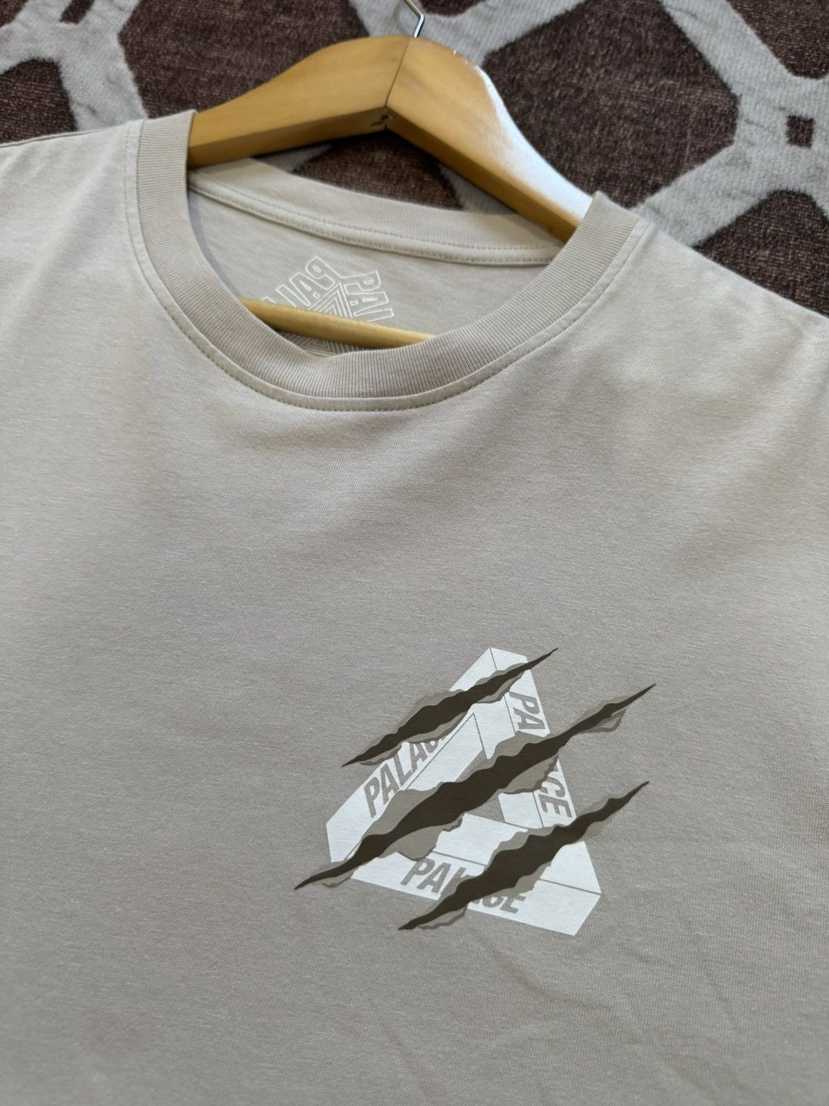 Palace PALACE TEE RIPPED TRI SHIRT 🤎 | NEGOTIABLE Size US M / EU 48-50 / 2 - 2 Thumbnail