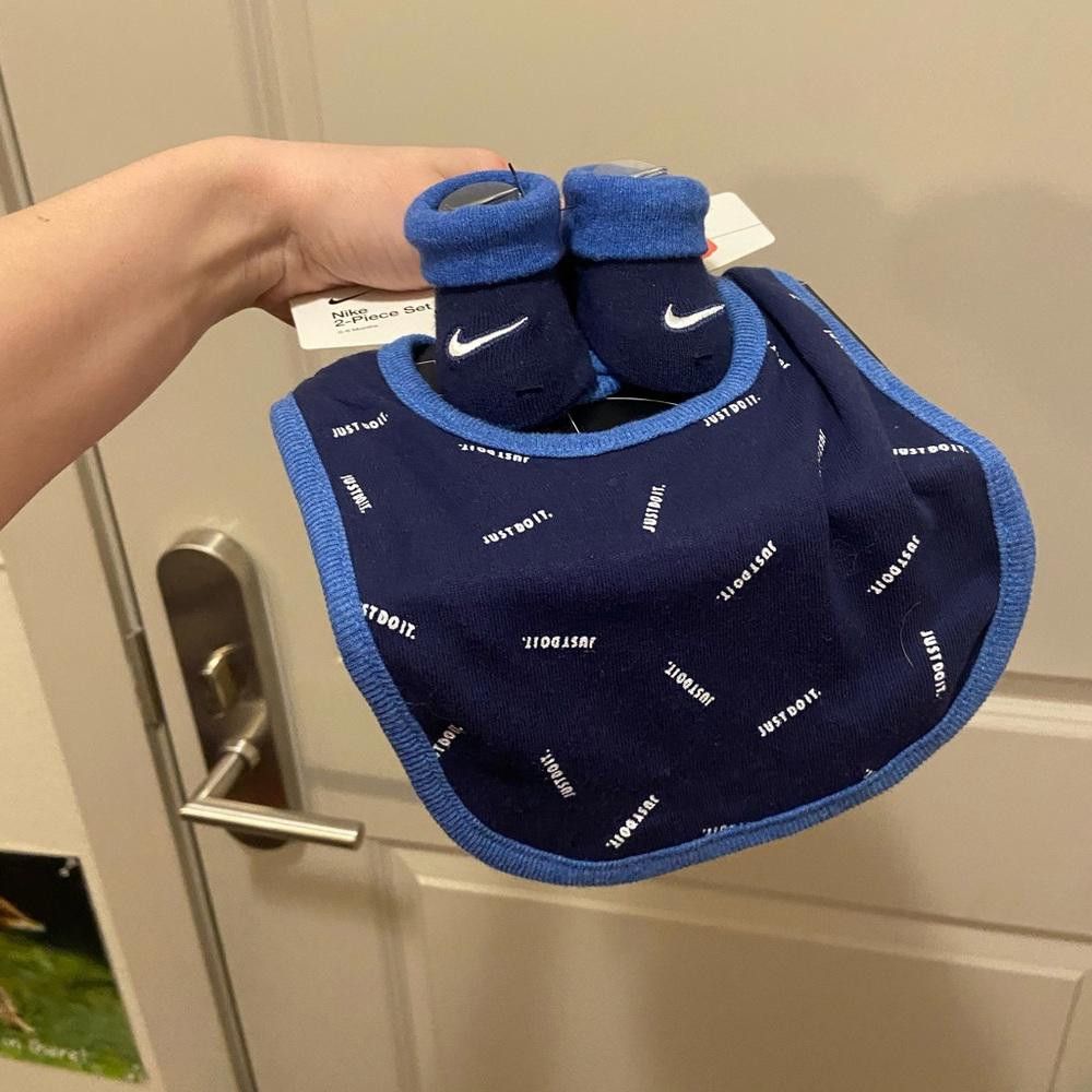 Nike Nike Baby 2 Piece Bib & Socks Size ONE SIZE - 1 Thumbnail
