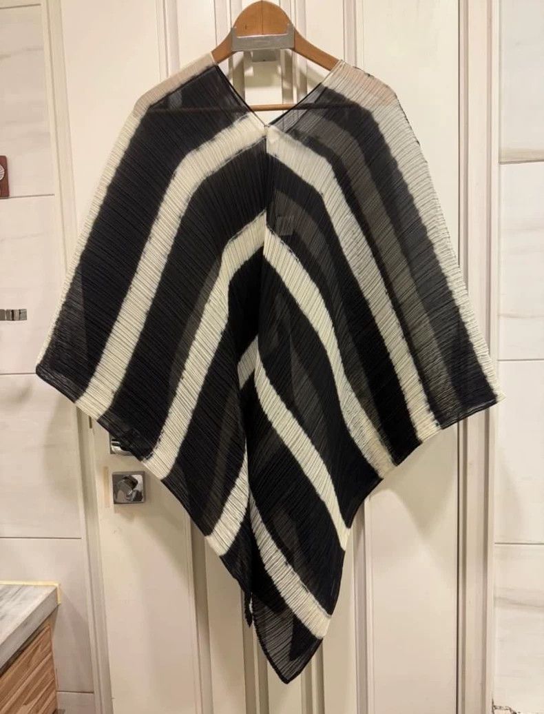 Issey Miyake size:one size Black and white striped coat Outerwear