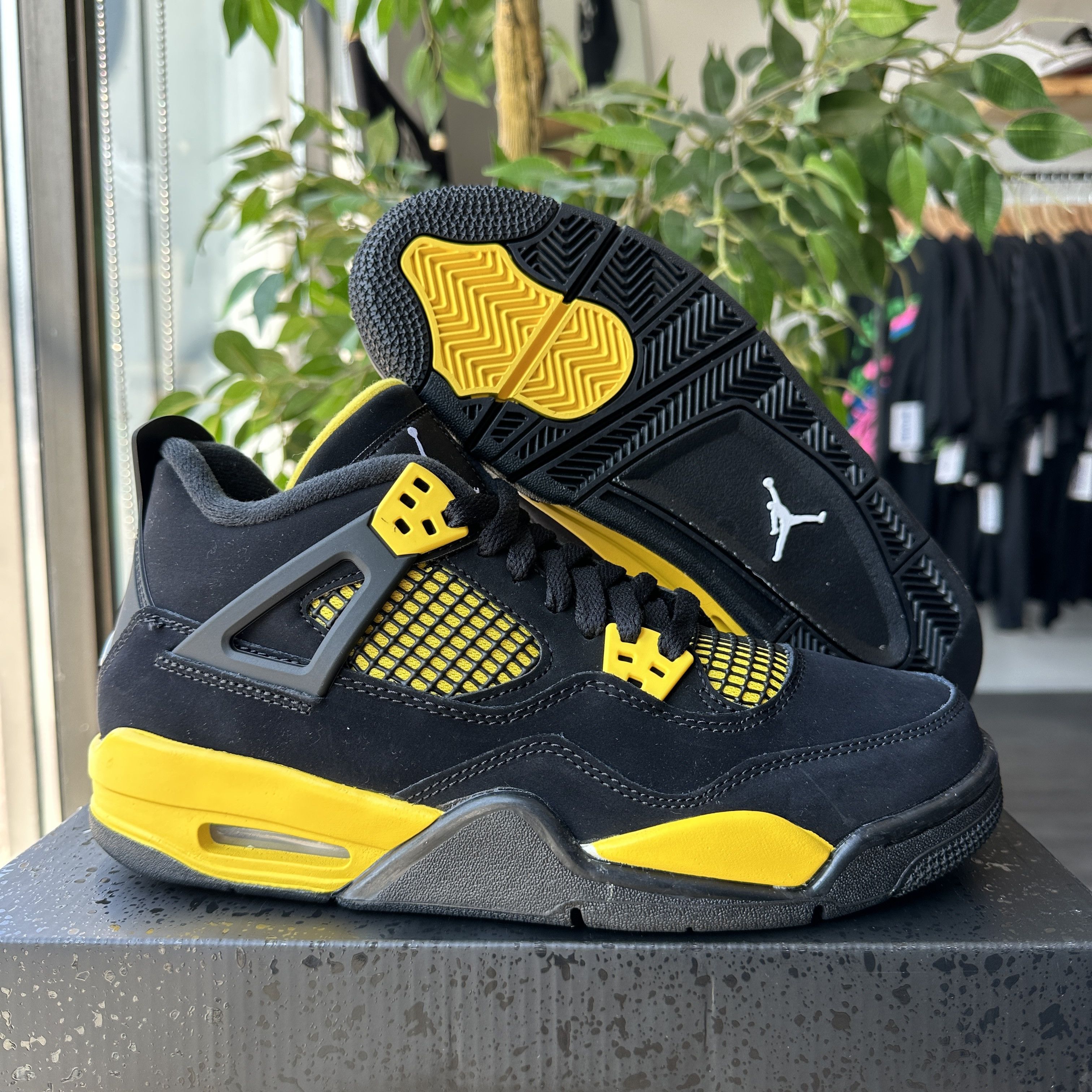 Jordan Brand Jordan 4 Retro Size US 7 / EU 40 - 1 Thumbnail