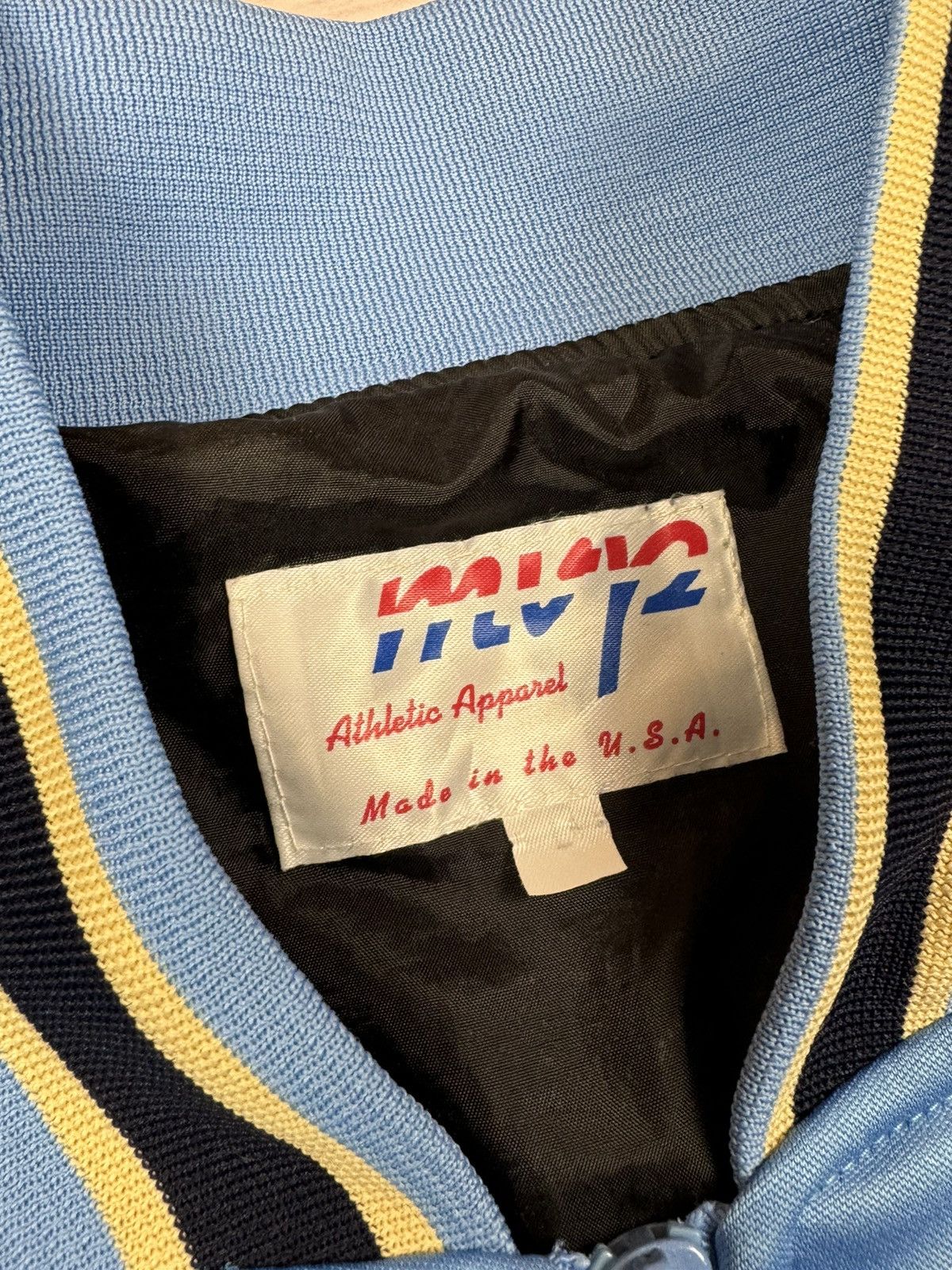 Vintage Vintage UCLA Official Basketball Warm Up Jackets NCAA Size US L / EU 52-54 / 3 - 13 Thumbnail