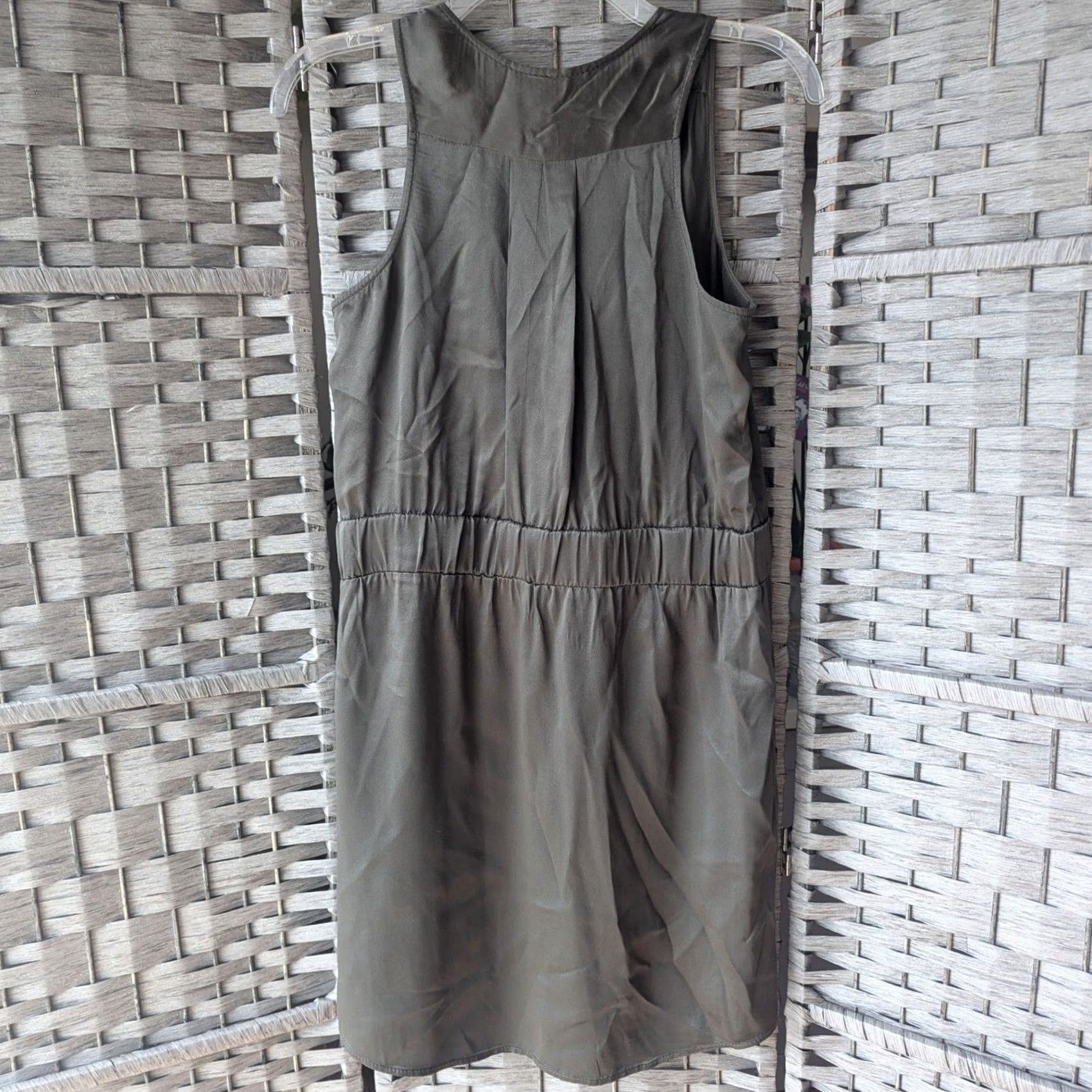 Banana Republic Banana Republic Dress Sleeveless Mini Olive Green 100% Silk Size 2 V-Neck Pockets Pleated Size XS / US 0-2 / IT 36-38 - 3 Thumbnail