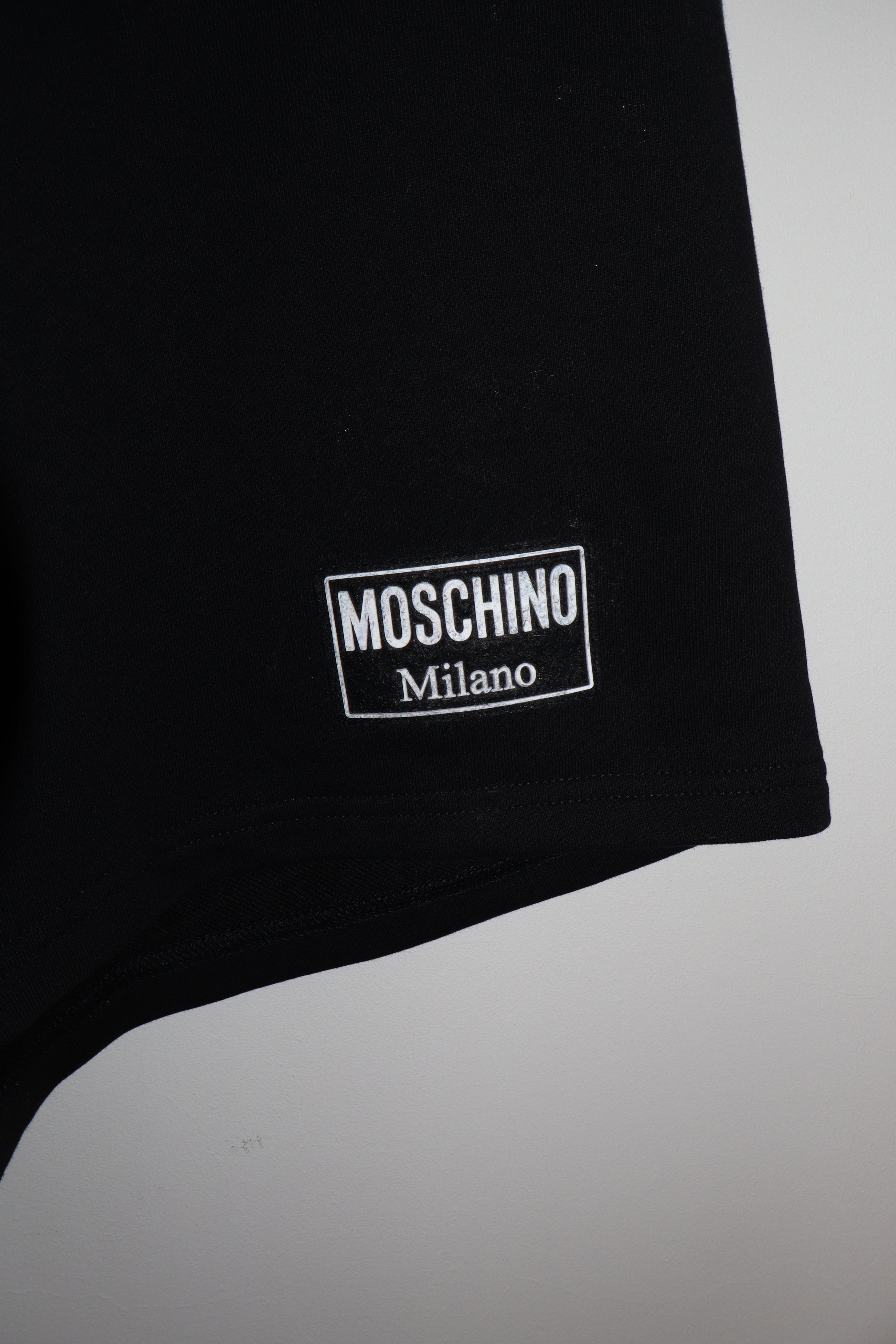 Moschino Oversized logo shorts Size US 34 / EU 50 - 2 Thumbnail