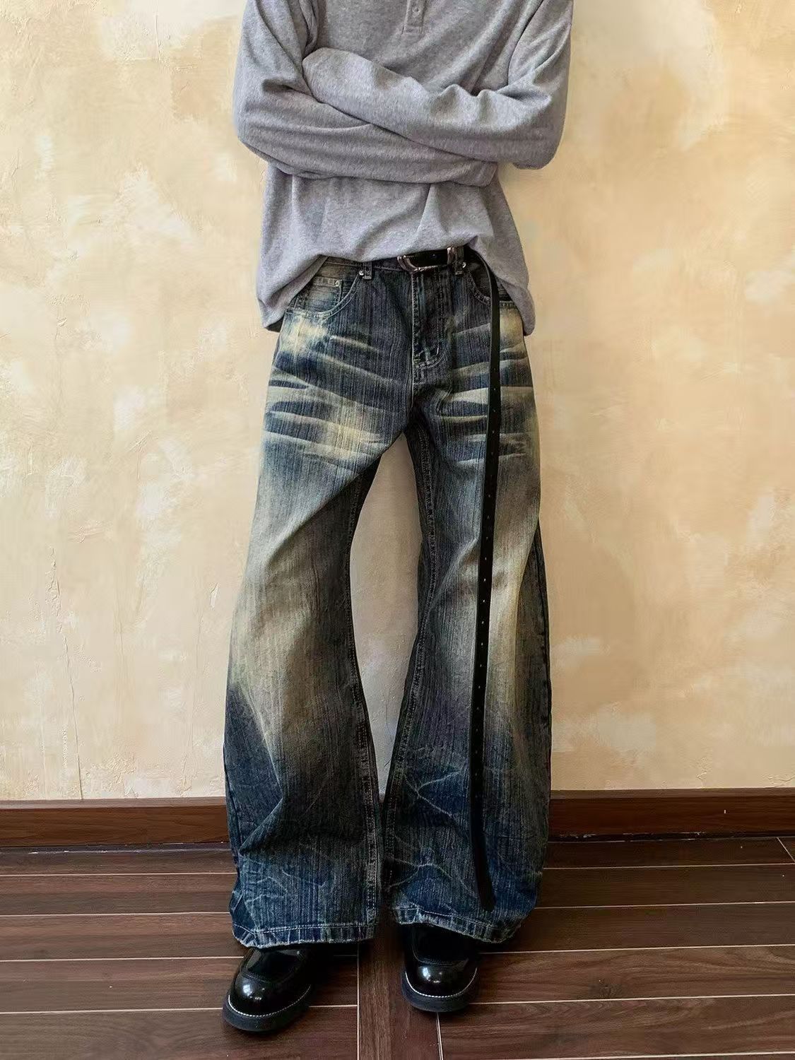 Vintage Blue Washed, Distressed Vintage-Style Curved-Leg Jeans Size US 32 / EU 48 - 1 Thumbnail