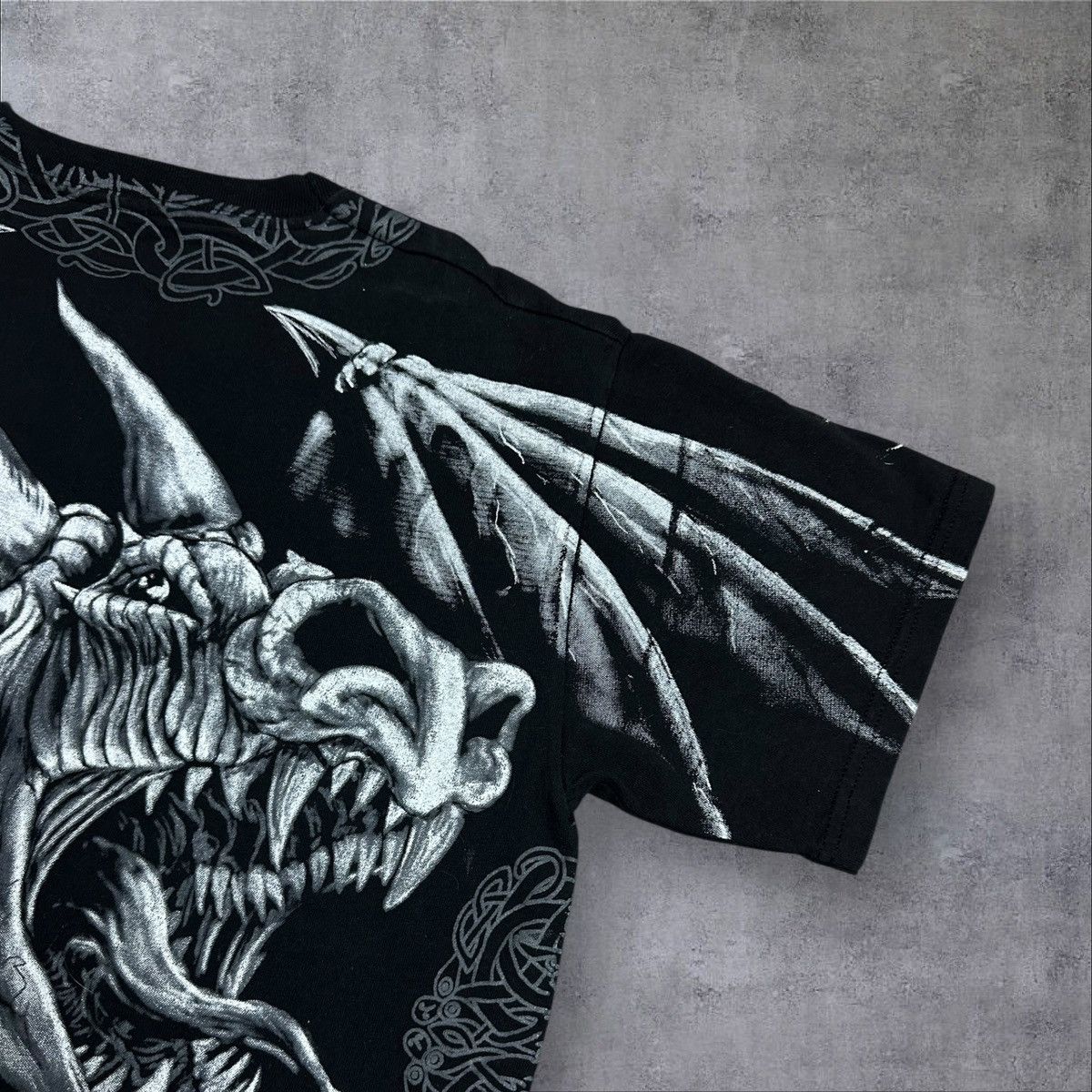 Fruit Of The Loom × Vintage Vintage Graphic Dragon Fantasy Gothic Print Barbarian Battle Size US L / EU 52-54 / 3 - 10 Thumbnail