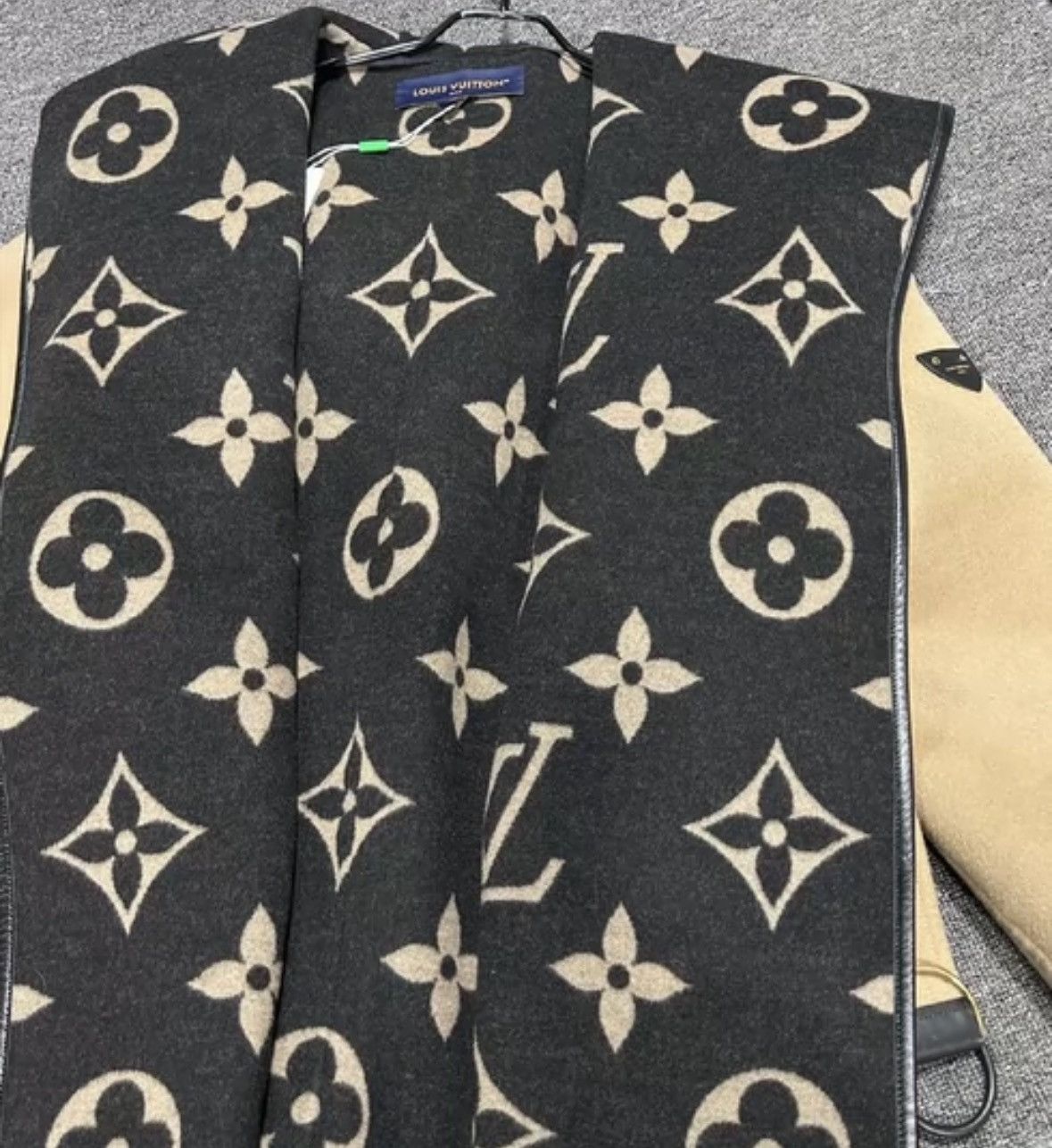 Louis Vuitton Louis Vuitton Fully printed coat 2412-Nextarrow Size US S / EU 44-46 / 1 - 4 Thumbnail