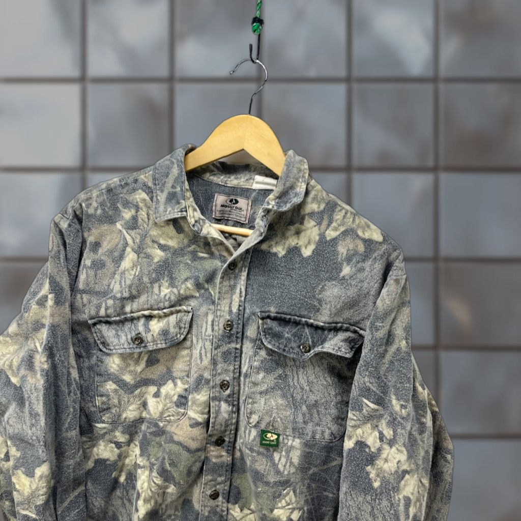 Vintage VINTAGE Sun Faded Realtree Camo Mossy Oak Button-Up Long Sleeve Shirt M Green Mens 90s Size US M / EU 48-50 / 2 - 1 Thumbnail