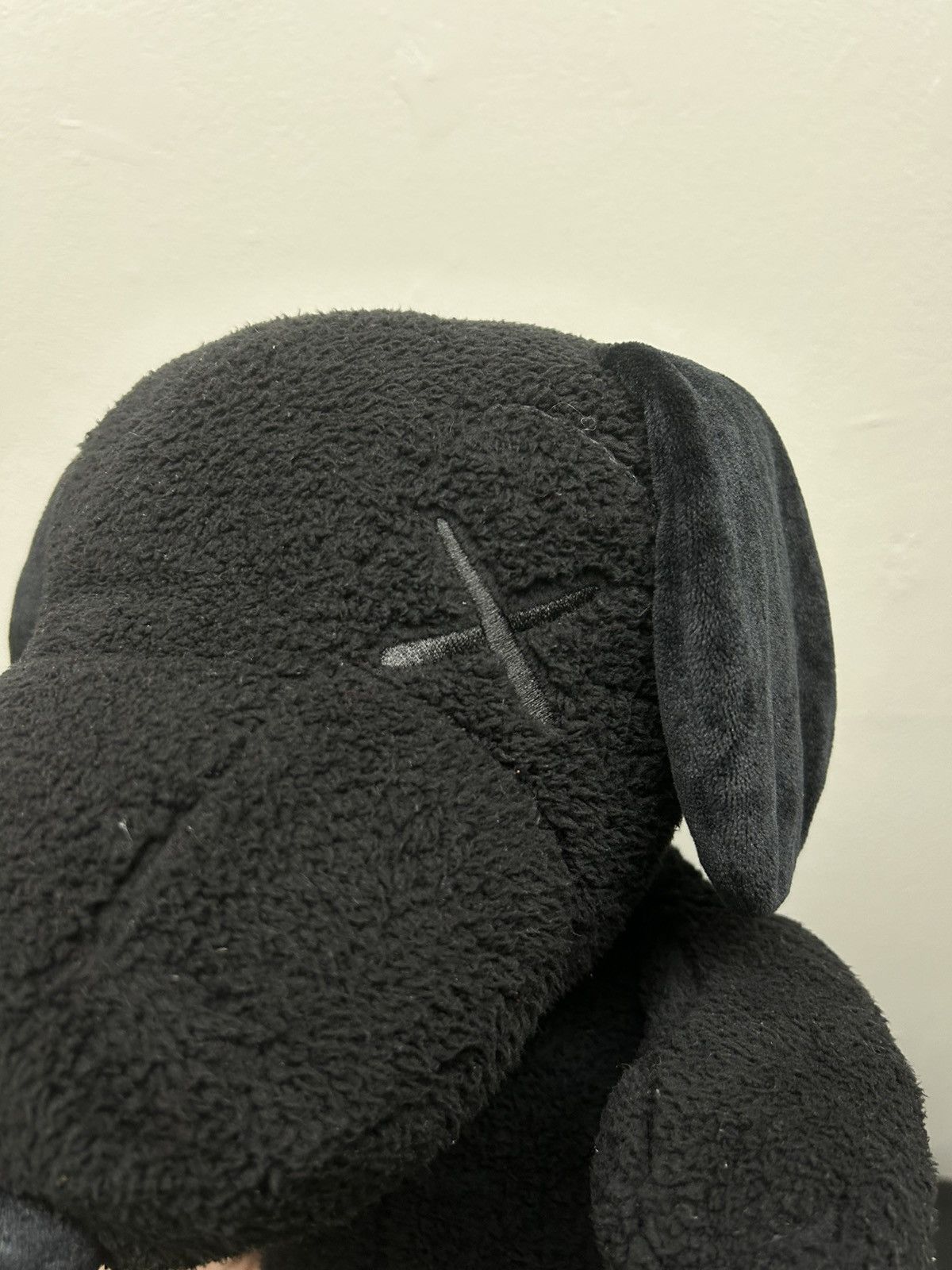 Kaws × Peanuts Kaws x Peanuts Big Snoopy Plush Black Size ONE SIZE - 4 Thumbnail
