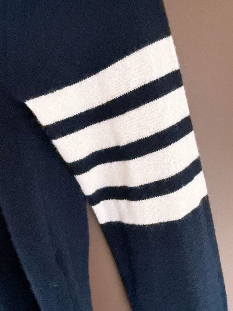 Thom Browne Thom browne Four-bar V-neck cashmere knitted cardigan jacke Size XS / US 0-2 / IT 36-38 - 2 Thumbnail