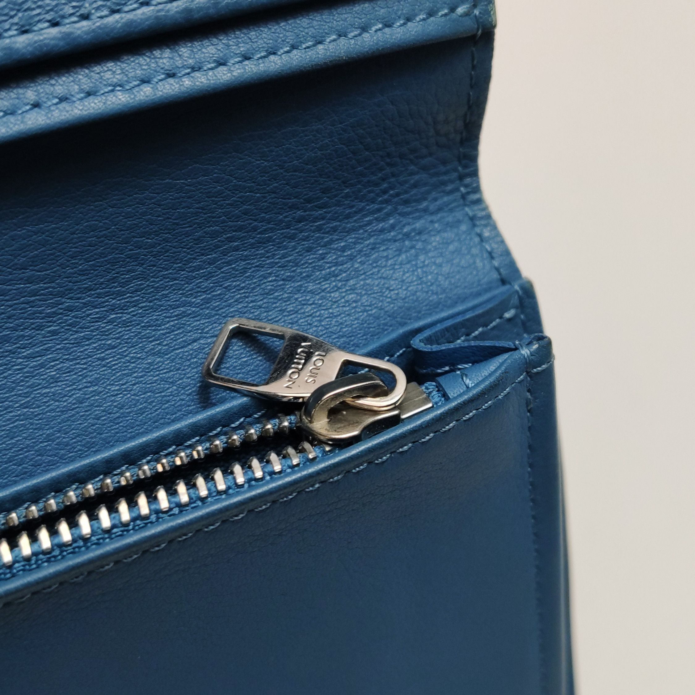 Louis Vuitton Louis Vuitton (LV) Brazza leather solid color bi-fold walle Size ONE SIZE - 4 Thumbnail