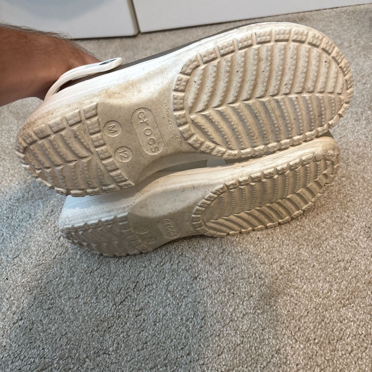 Crocs Tan and cream Crocs clogs Size US 12 / EU 45 - 7 Thumbnail