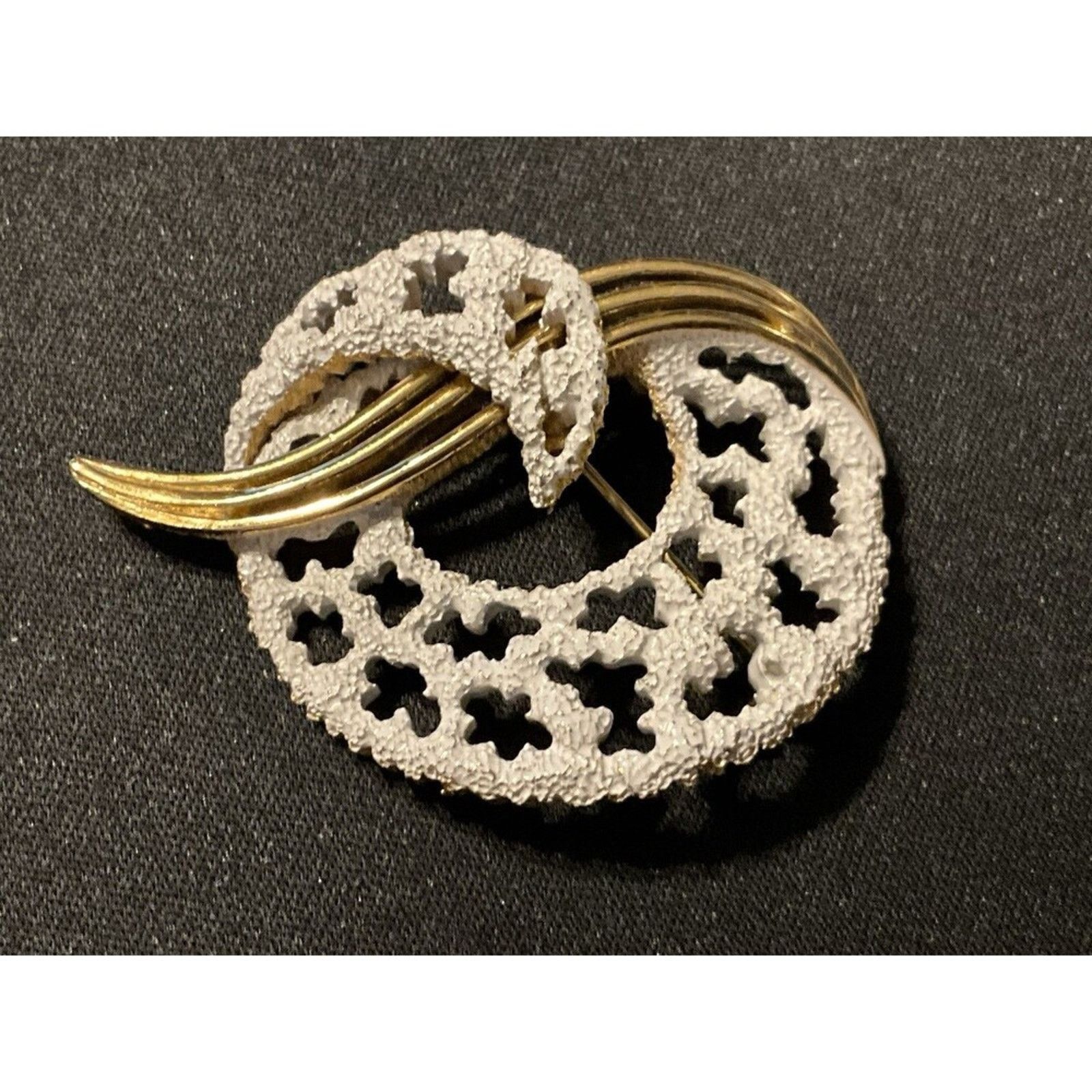 Other Crown Trifari White Enamel, Gold Tone Swirl Vintage Brooch Size ONE SIZE - 1 Thumbnail