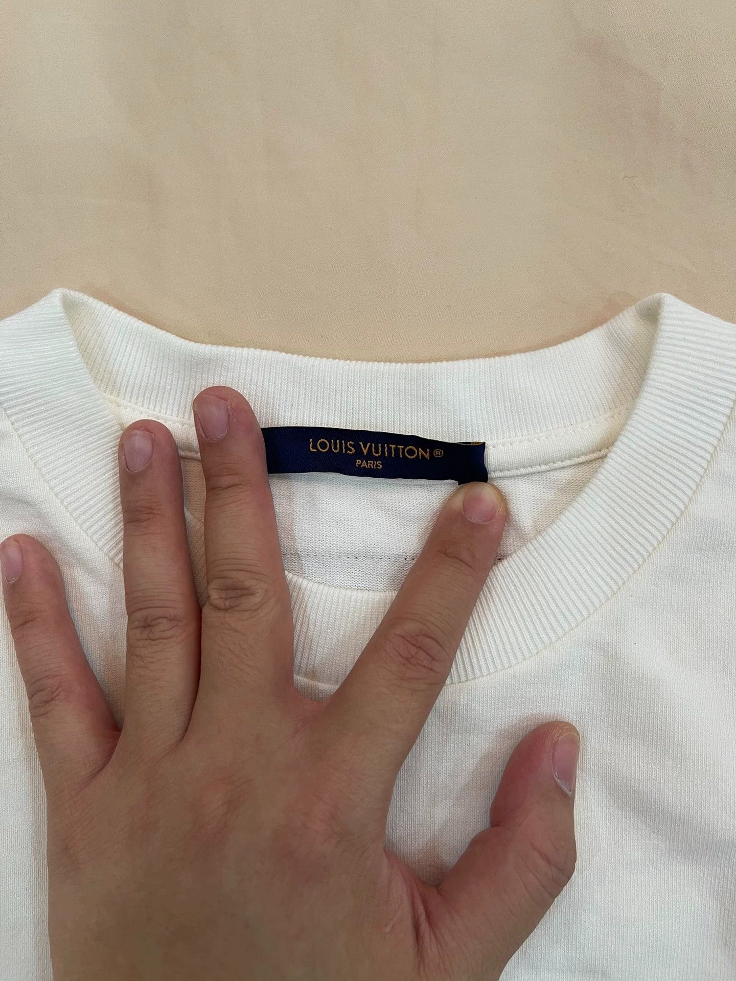 Louis Vuitton LV 2023 Rainbow Logo White M Tee Size US M / EU 48-50 / 2 - 4 Thumbnail