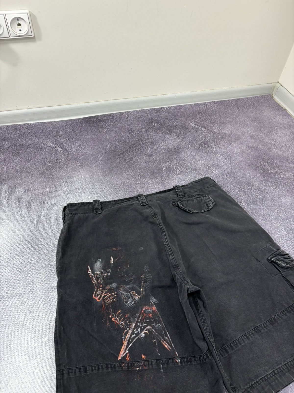 Other Vintage Spiral Death Skull Rock Hype Black Cargo Shorts Size US 38 / EU 54 - 16 Thumbnail