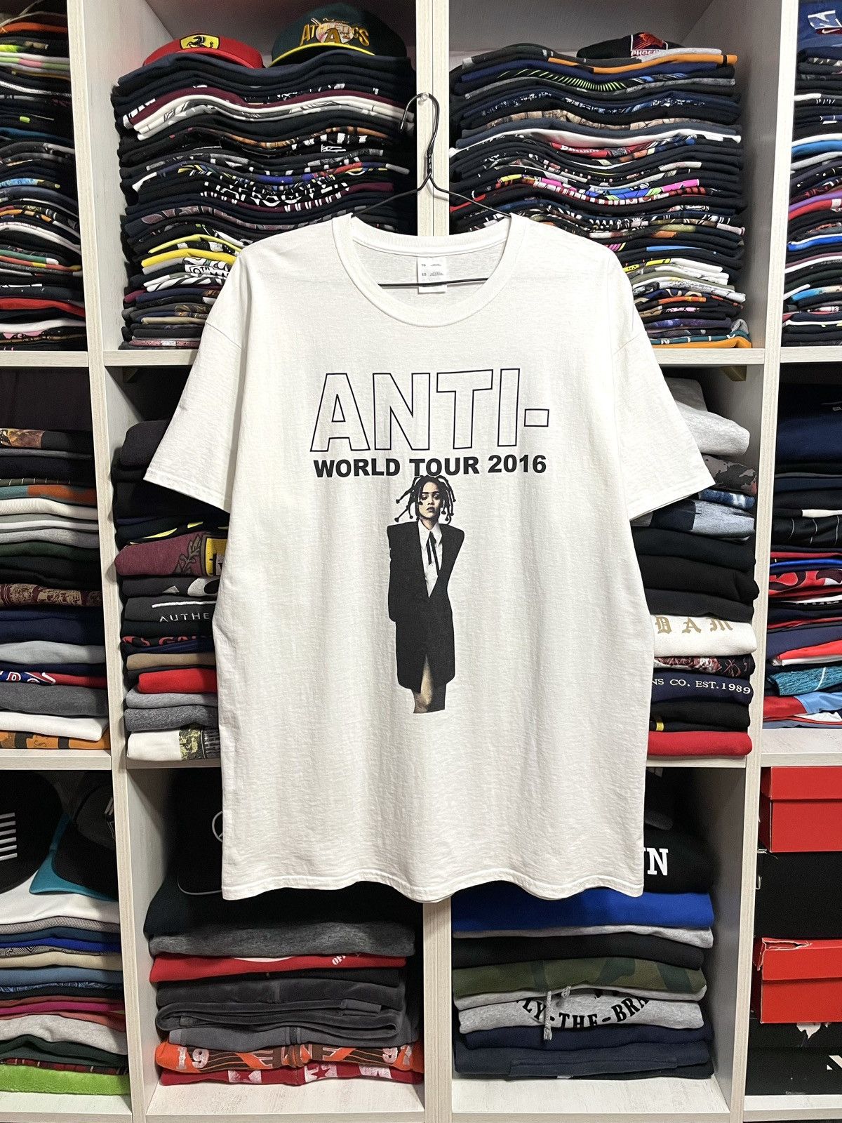 Rihanna Rihanna Anti World Tour 2016 T-Shirt Size XL White | Grailed