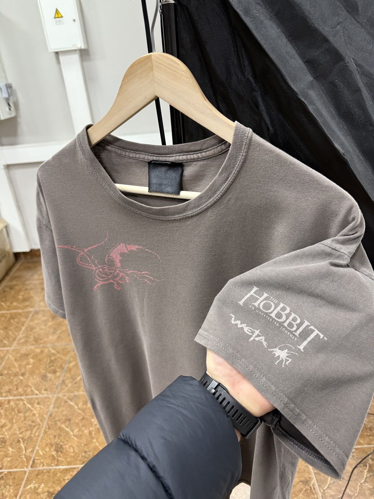Gildan 🇺🇸 Vintage The Hobbit An Unexpected Journey Weta 2012 T-Shirt Size US L / EU 52-54 / 3 - 1 Thumbnail