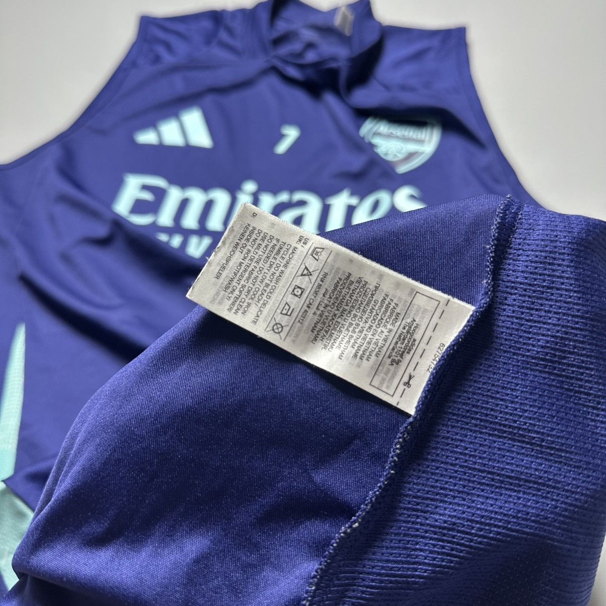 Adidas ARSENAL ADIDAS 2024/2025 FOOTBALL TRAINING TANK TOP #7 SAKA Size US L / EU 52-54 / 3 - 9 Thumbnail