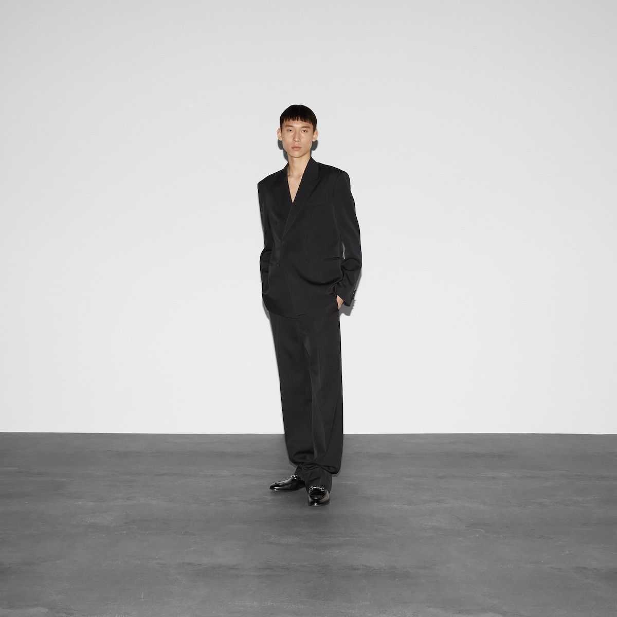 o1loc1c0226 803567 Wool Suit in Black