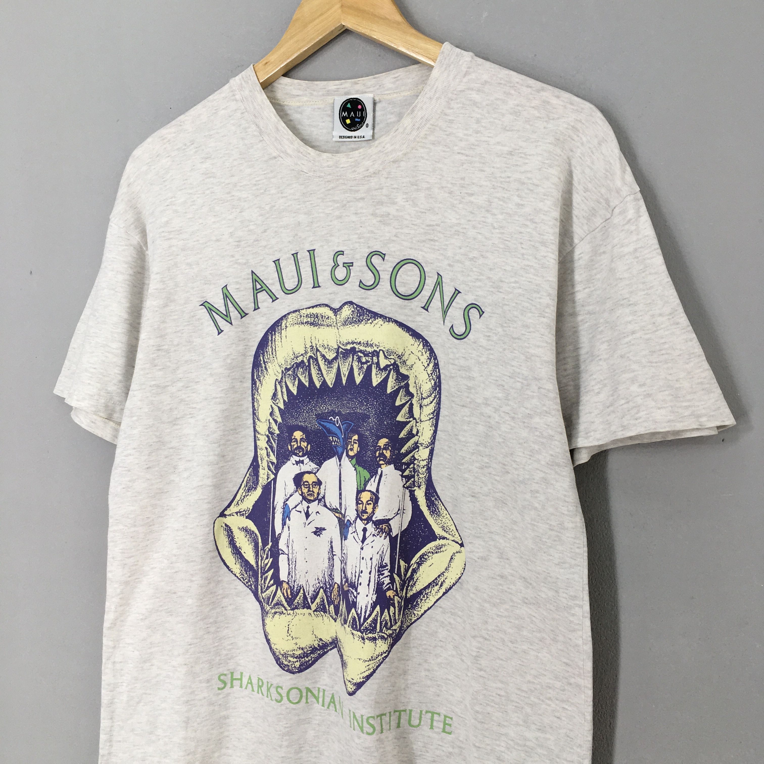 Maui and Sons × Vintage Vintage Maui & Sons Sharksonian Institute Surfing Tshirt Size US M / EU 48-50 / 2 - 3 Thumbnail