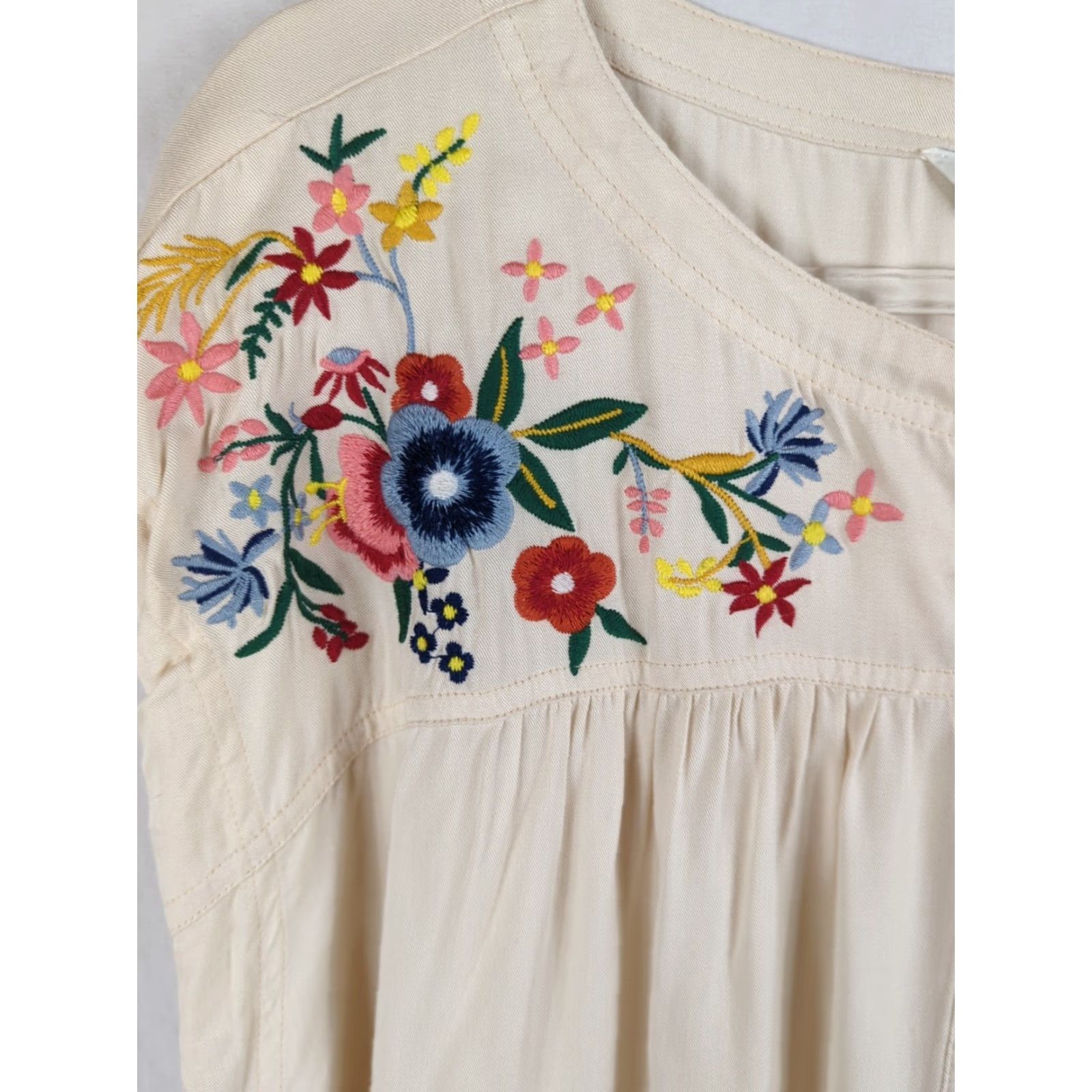 Vintage Davi & Dani Blouse Womens M Oversized Sleeveless Embroidered Floral Be Beige Bohemian Round Neck Button-Closure Rayon Shirt/Top Size M / US 6-8 / IT 42-44 - 2 Thumbnail