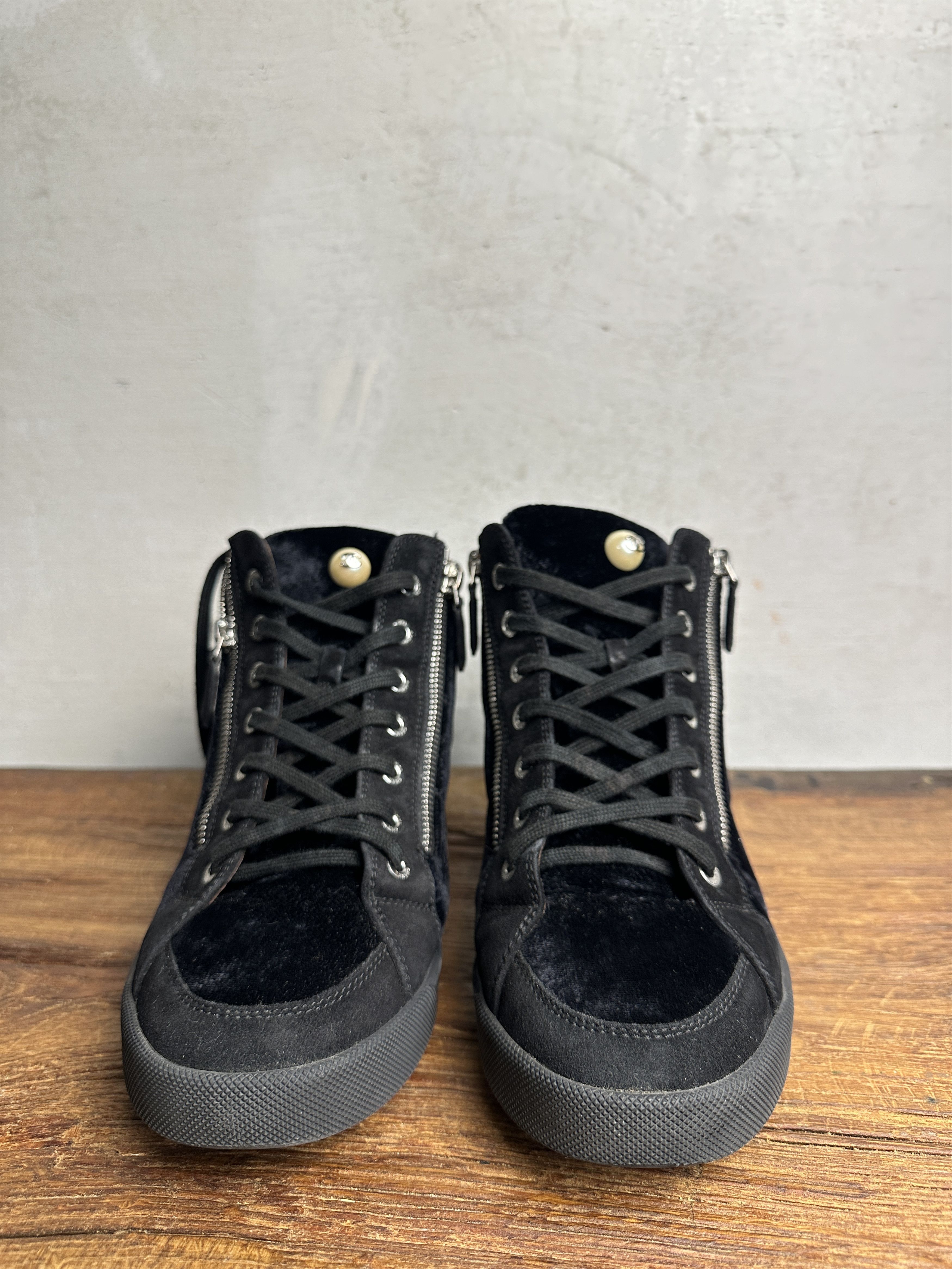 Chanel Chanel Velvet Pearl Logo Sneakers Size US 9 / IT 39 - 3 Thumbnail