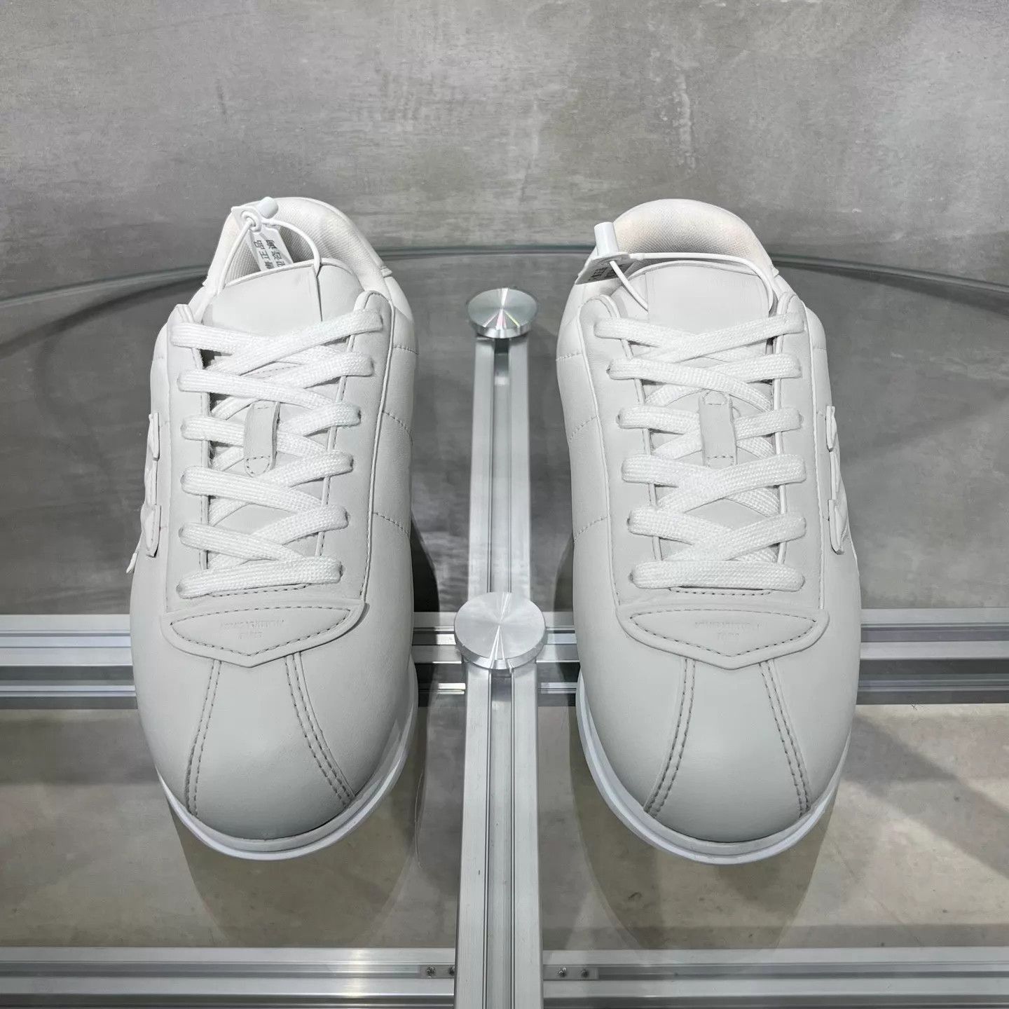 Louis Vuitton White Low-Top Sneakers Size 8.5 Size US 8.5 / EU 41-42 - 1 Thumbnail