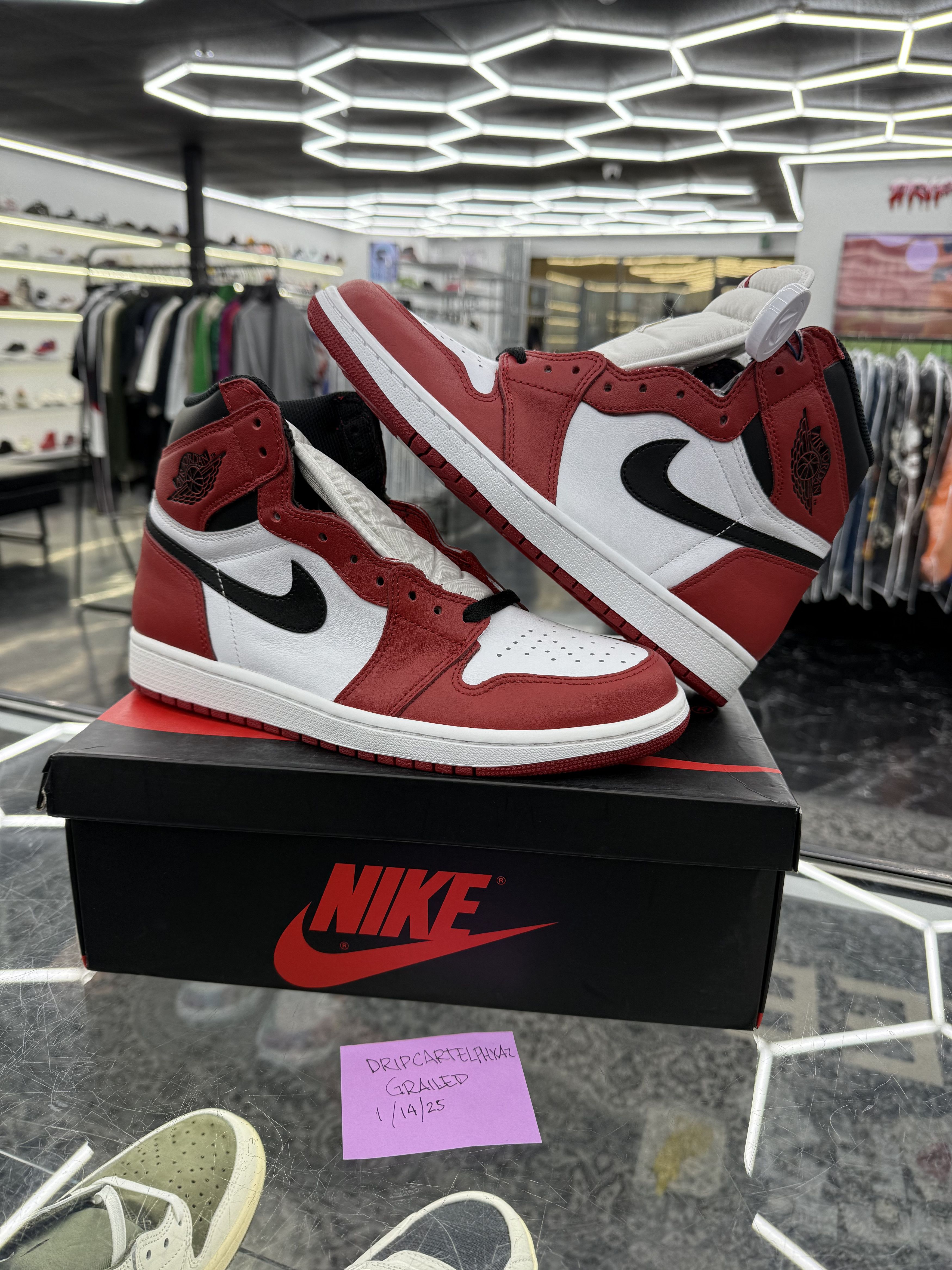 Jordan Brand 1 Retro High OG Chicago Size US 9.5 / EU 42-43 - 1 Thumbnail