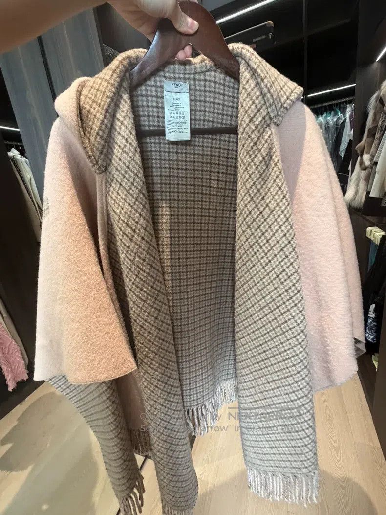 Fendi Fendi Large wool cloak Size ONE SIZE - 1 Thumbnail