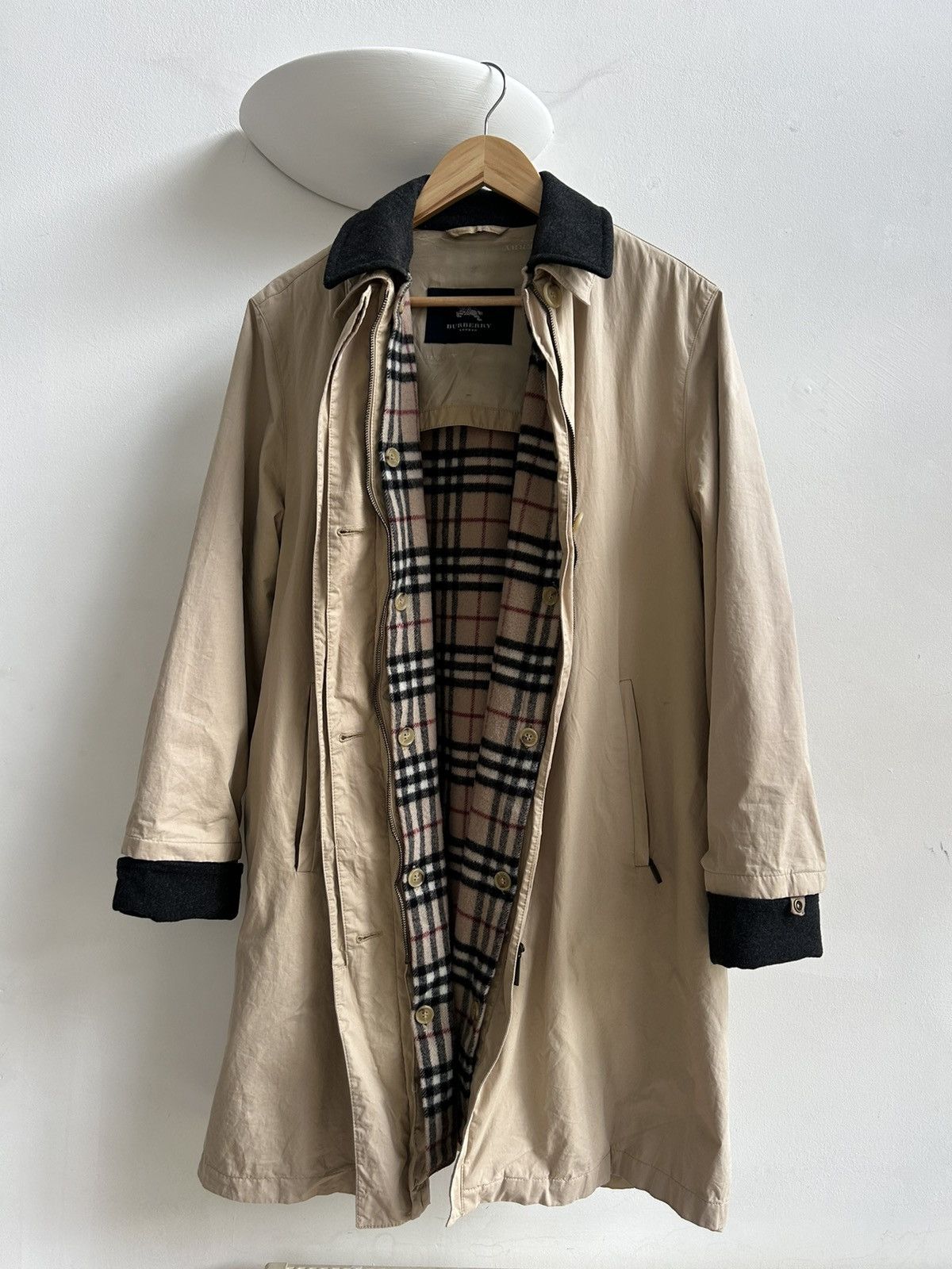 image of Burberry 90's in Beige, Men's (Size Medium)