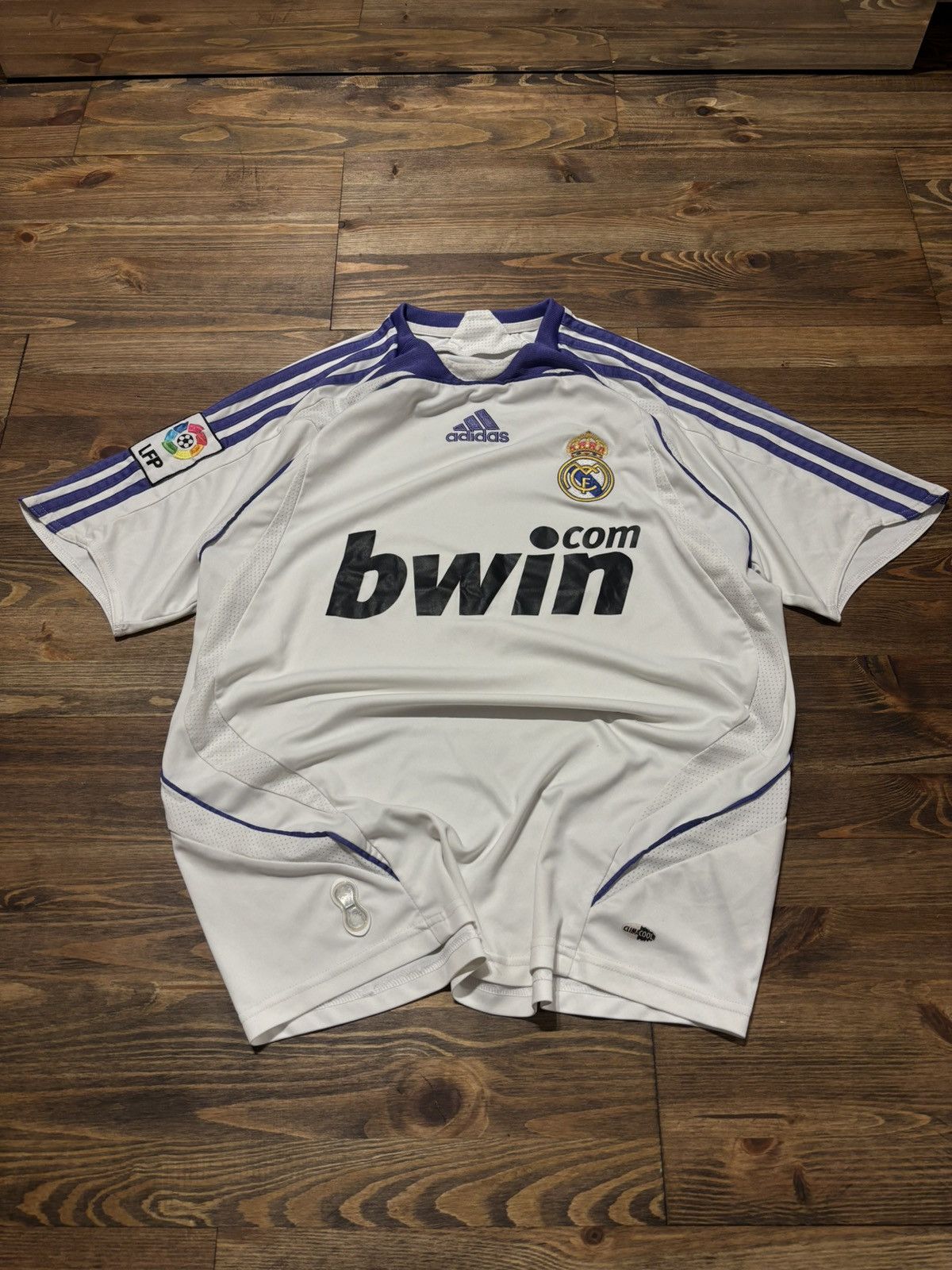 Adidas × Vintage Vintage Adidas Real Madrid 2007/2008 home kit Size US M / EU 48-50 / 2 - 1 Thumbnail
