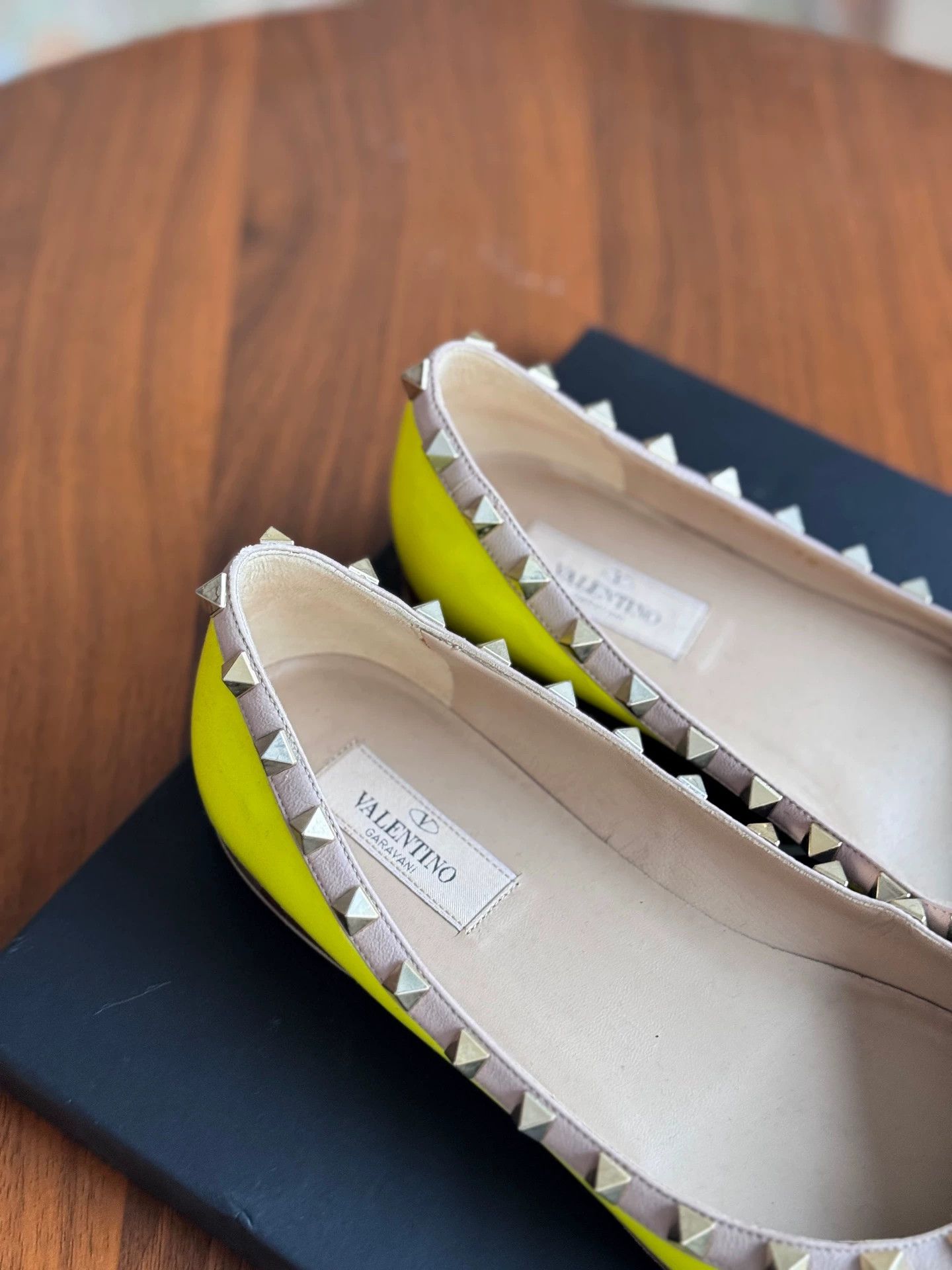 Valentino Valentino yellow patent leather stud flat shoes 38 Size US 7 / IT 37 - 3 Thumbnail