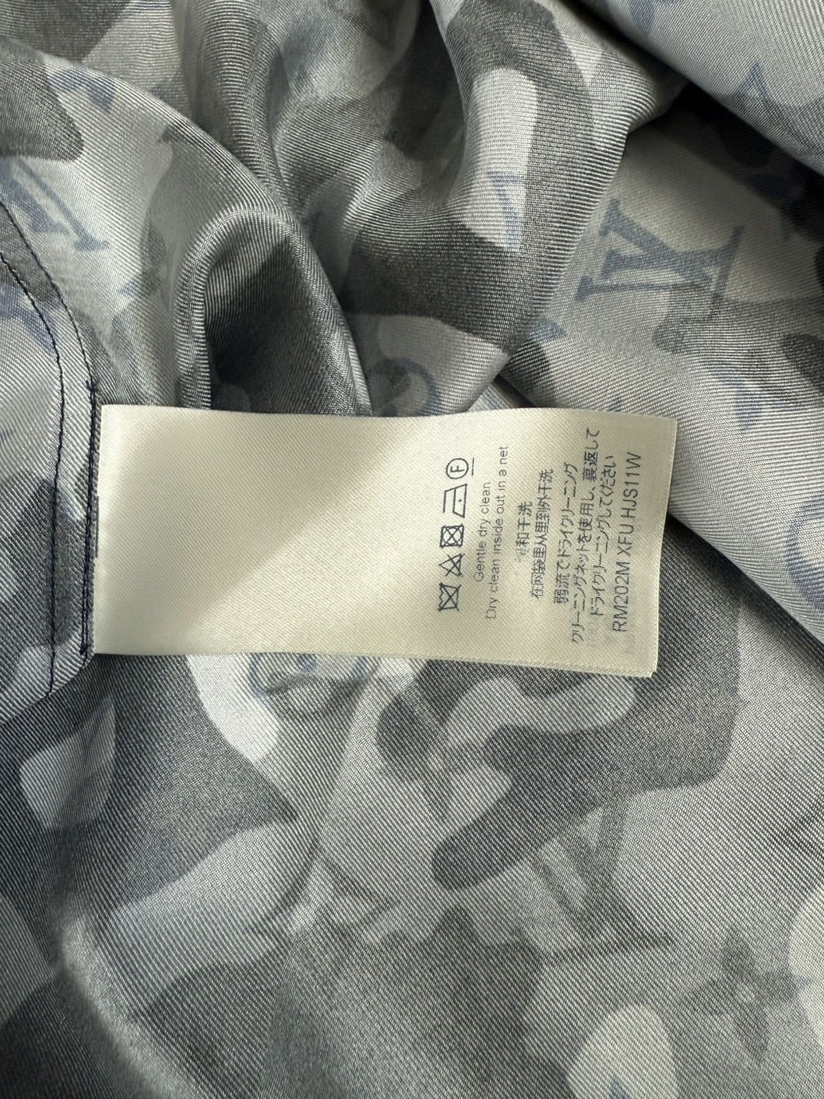 Louis Vuitton MONOGRAM SILK BLUE CAMO BUTTON UP SHIRT Size US XL / EU 56 / 4 - 4 Thumbnail