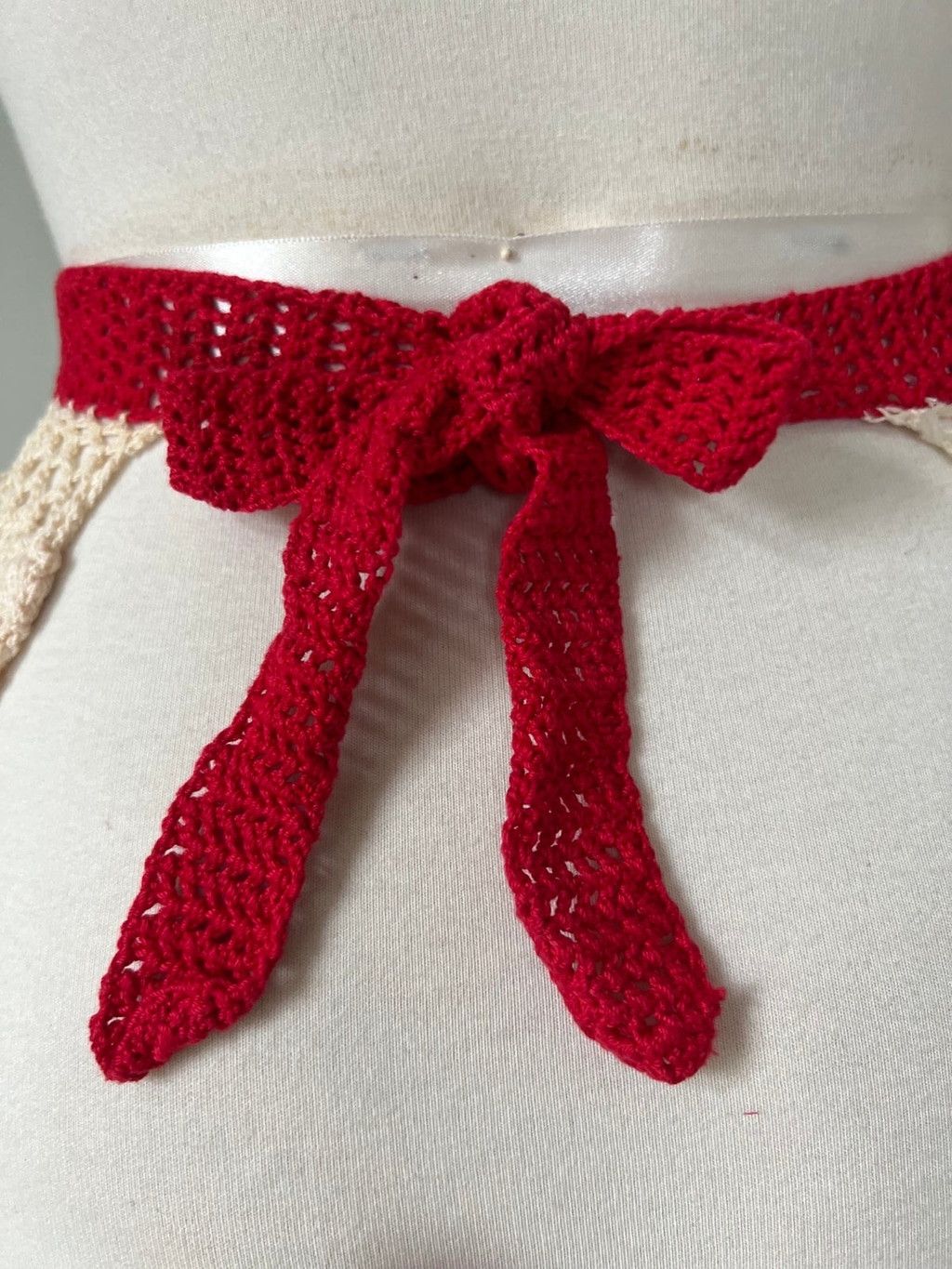 Handmade 1960s Vintage Deadstock Handmade Crochet Rose Kitchen Apron Size ONE SIZE - 5 Thumbnail