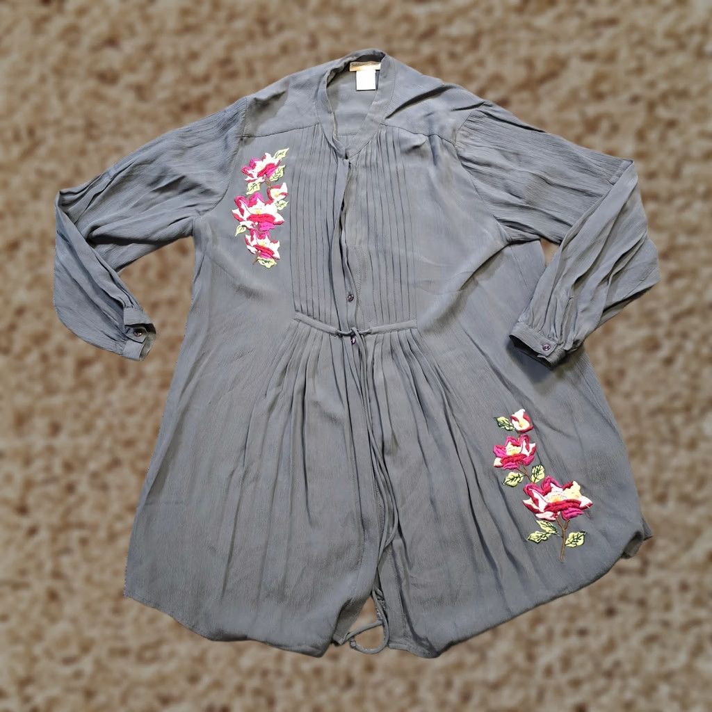 Soft Surroundings Soft Surroundings Top Womens Medium Gray Floral Embroidery Pleated Casual Boho Shirt Size M / US 6-8 / IT 42-44 - 1 Thumbnail