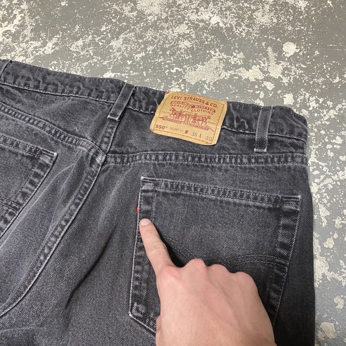 Levi's × Vintage Vintage Levi’s 550 Relaxed Fit Black Denim Jeans USA 90s Size US 34 / EU 50 - 10 Thumbnail