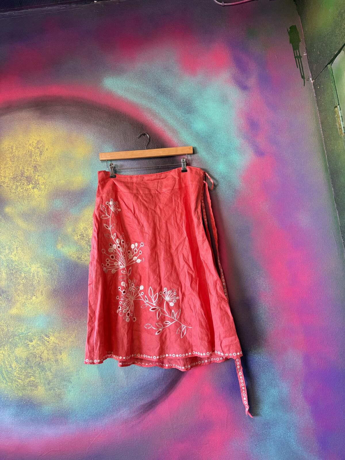 Other Monsoon red floral midi skirt in size Uk 14 Size 32" / US 10 / IT 46 - 1 Thumbnail