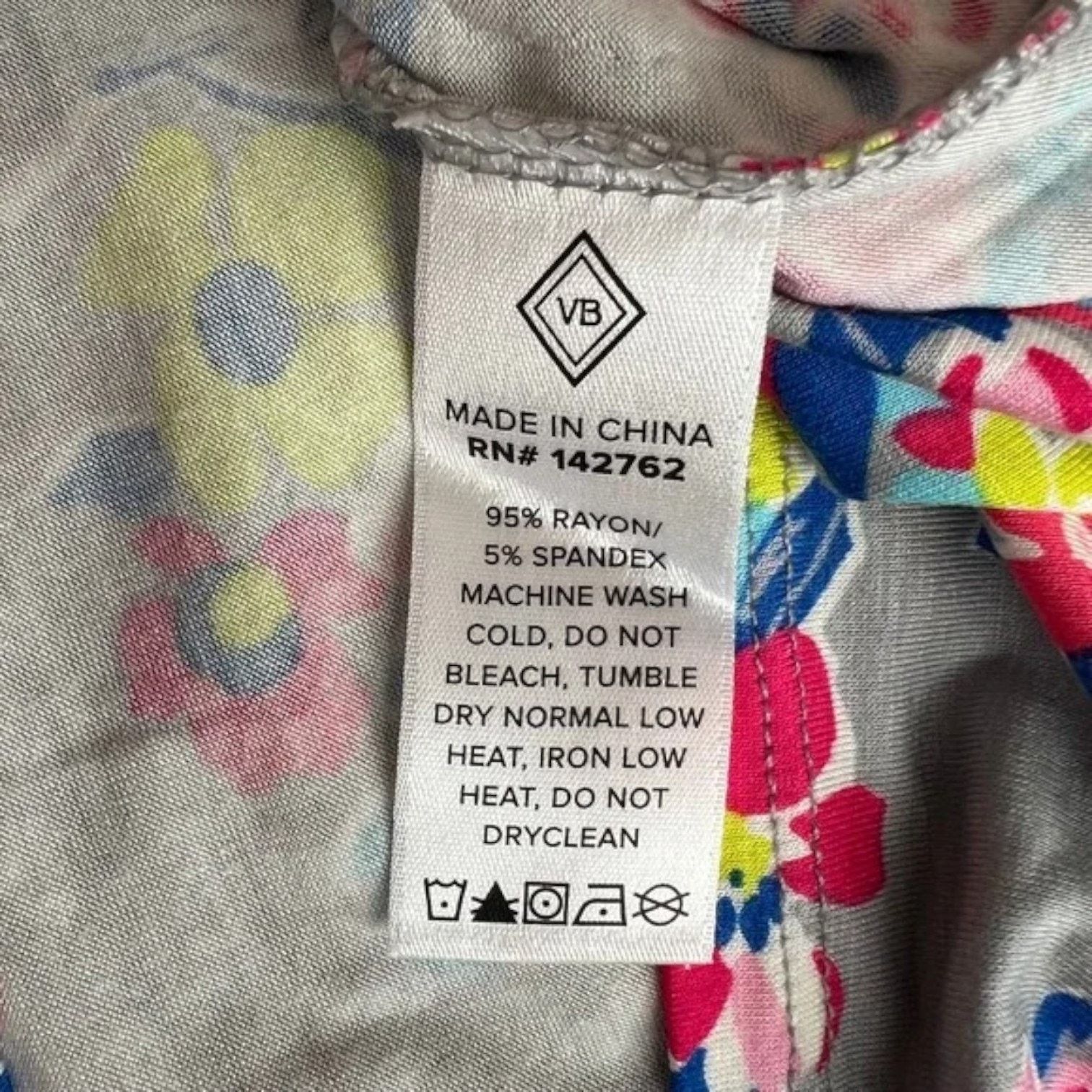 Vera Bradley VERA BRADLEY Tossed Posies Cadence Essential Tee w/ Tags, M Size M / US 6-8 / IT 42-44 - 3 Thumbnail