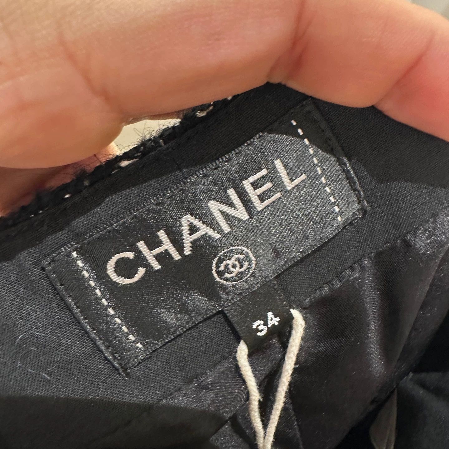 Chanel Chanel apr640 Tweed Pearl Logo Shorts 34 Size 25" / US 0 / IT 36 - 3 Thumbnail