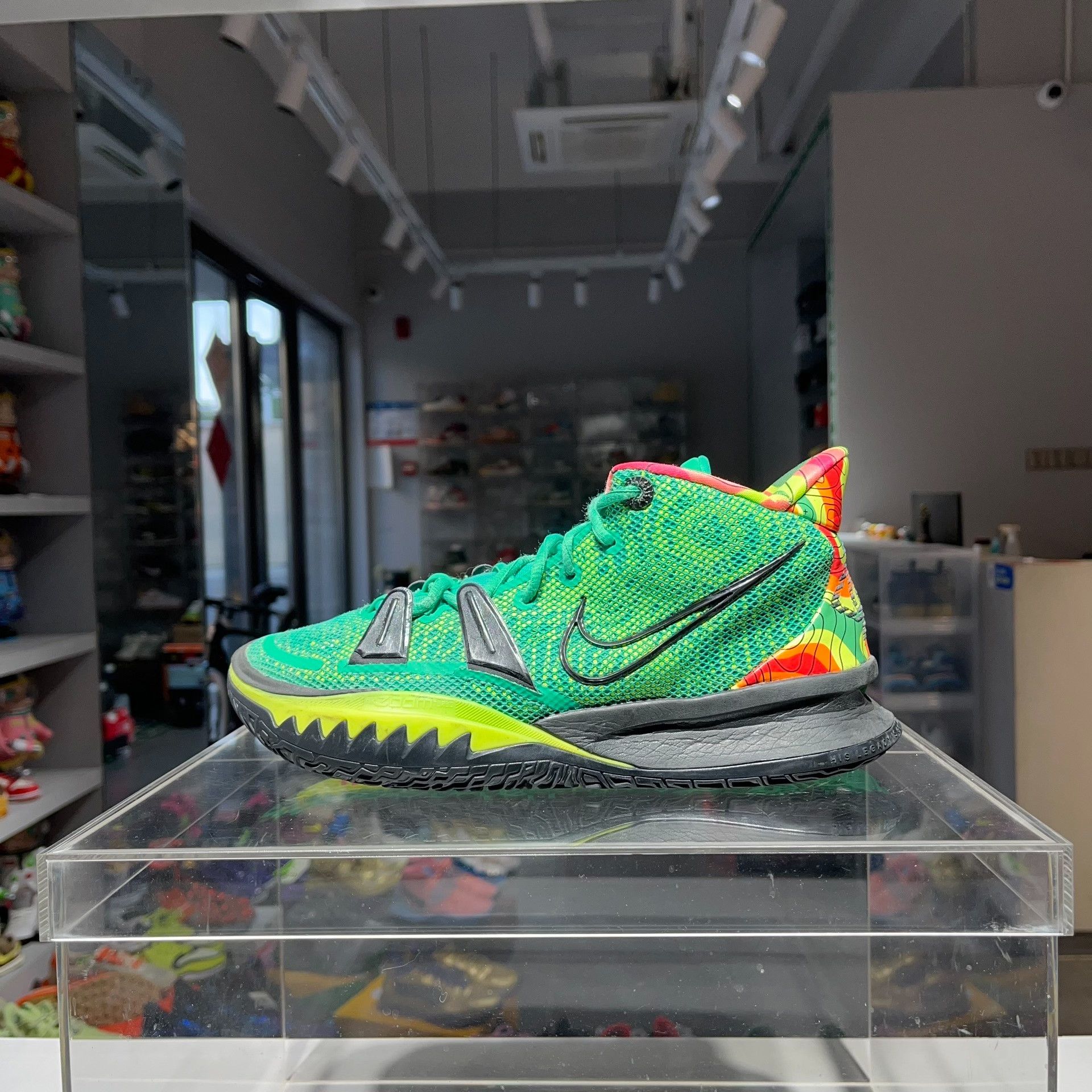Nike Nike KYRIE Lowtop Sneakers 9 Men Size US 9 / EU 42 - 1 Thumbnail