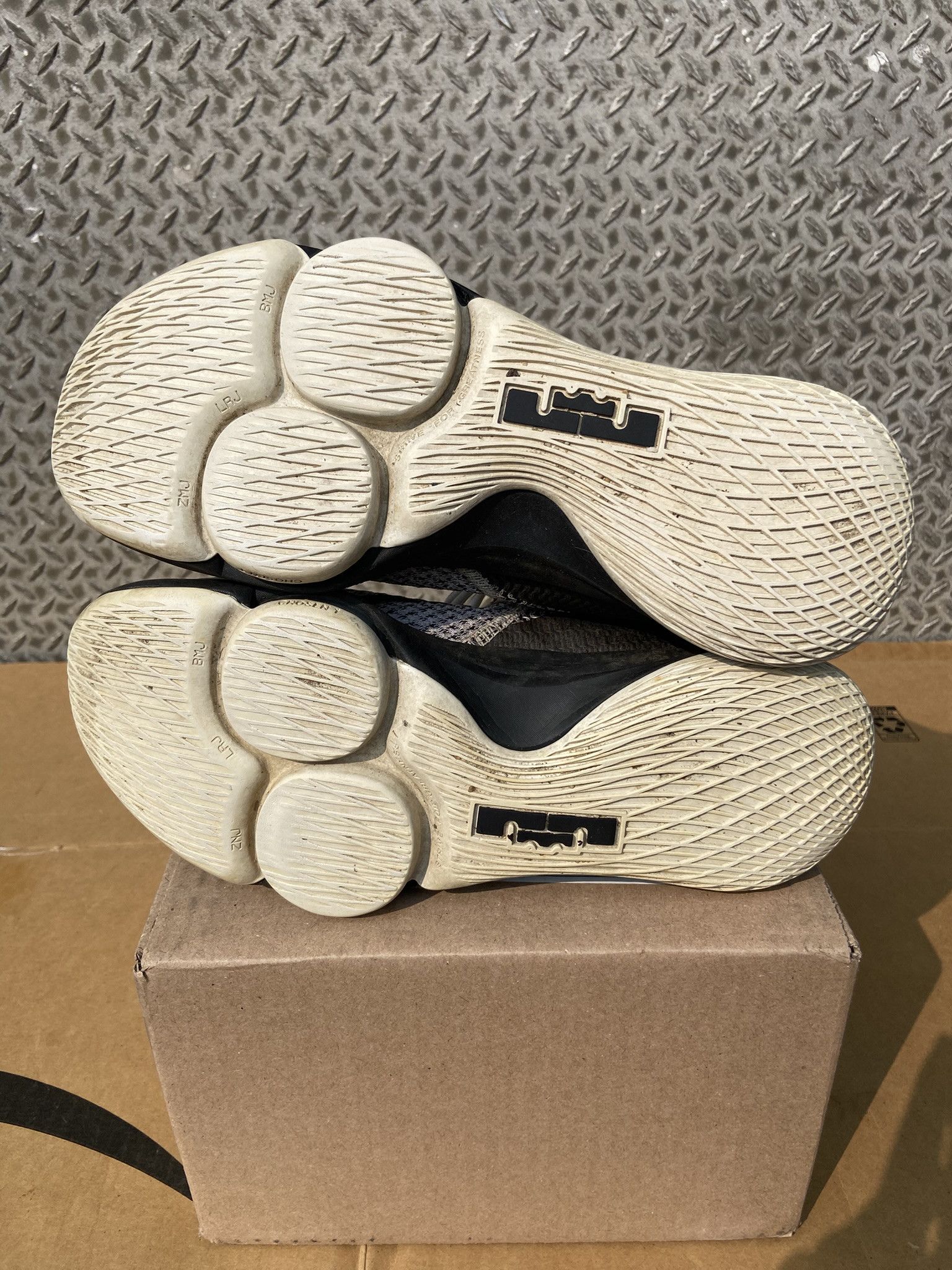 Nike Nike LeBron Witness 4 Basketball Sneakers Shoes Men 10.5 Size US 10.5 / EU 43-44 - 8 Thumbnail