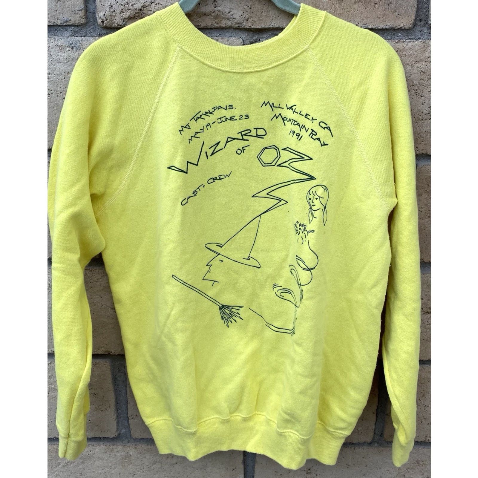 Hanes VINTAGE Wizard Of Oz Cast + Crew Mt Tamalpais 1991 Sweatshirt Hanes Yellow M Mens Pullover Graphic Print 90s Movie Dorothy raglan Sweatshirt Size US M / EU 48-50 / 2 - 3 Thumbnail