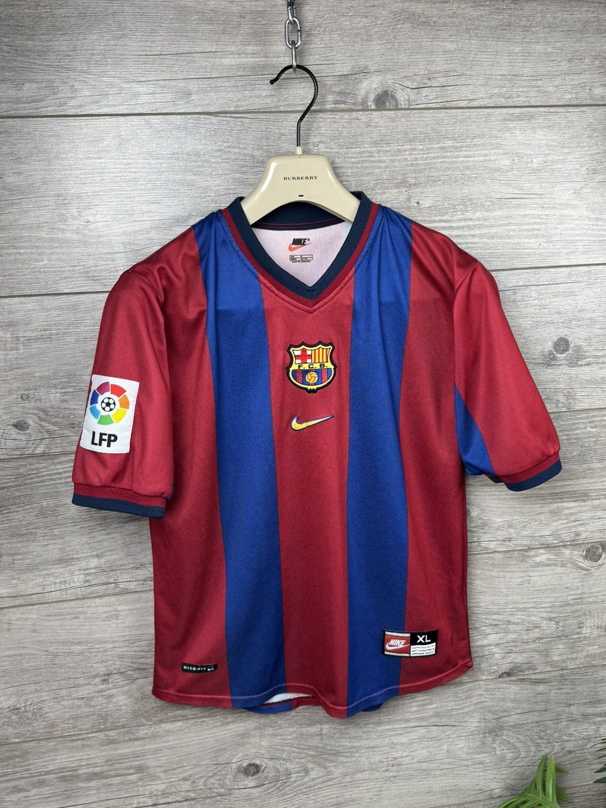 Nike BARCELONA 1998 1999 HOME FOOTBALL NIKE SHIRT SOCCER JERSEY Size US S / EU 44-46 / 1 - 3 Thumbnail