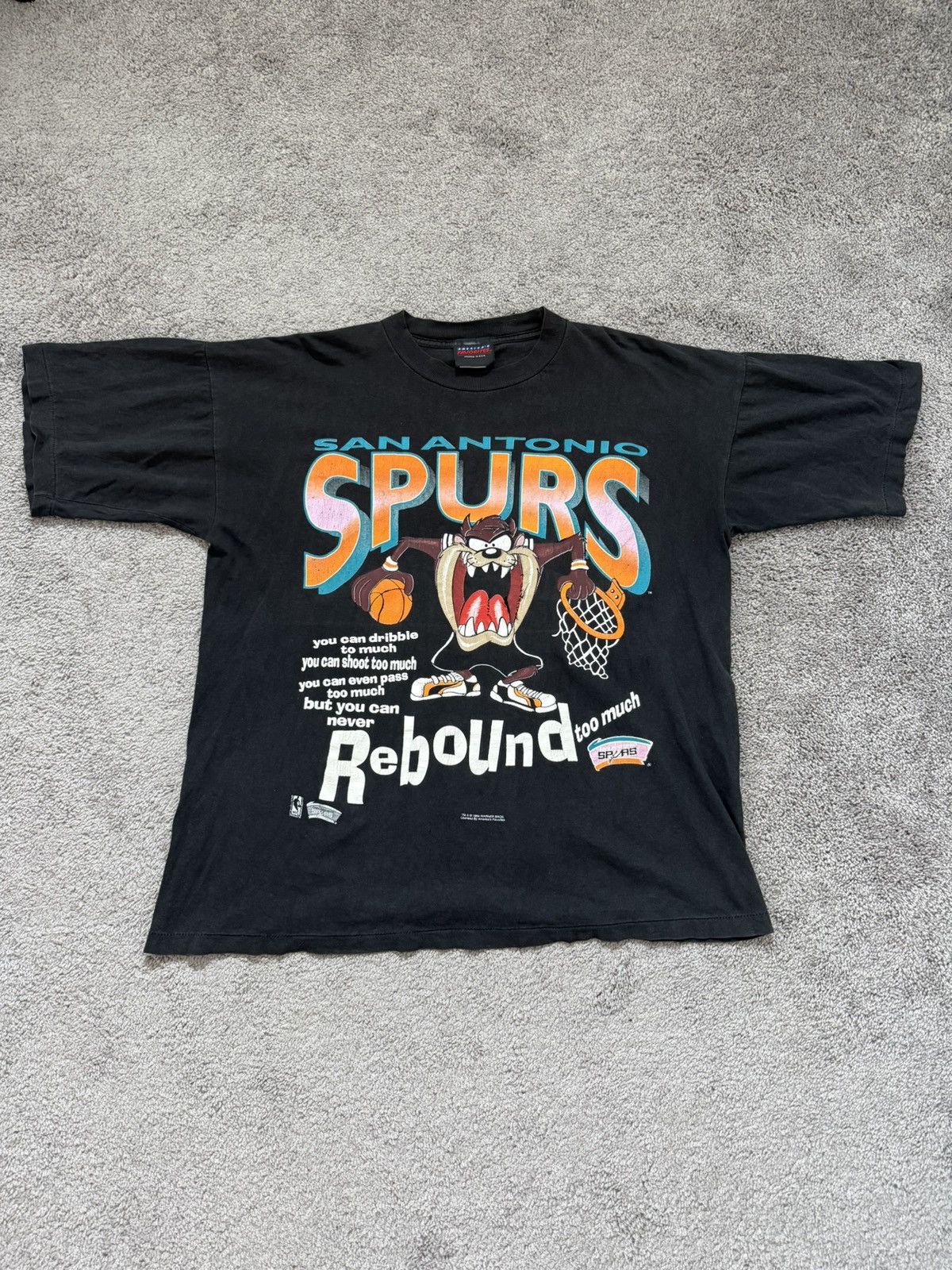 Vintage Vintage 1994 San Antonio Spurs Taz Looney Tunes Tshirt Size US XL / EU 56 / 4 - 1 Thumbnail