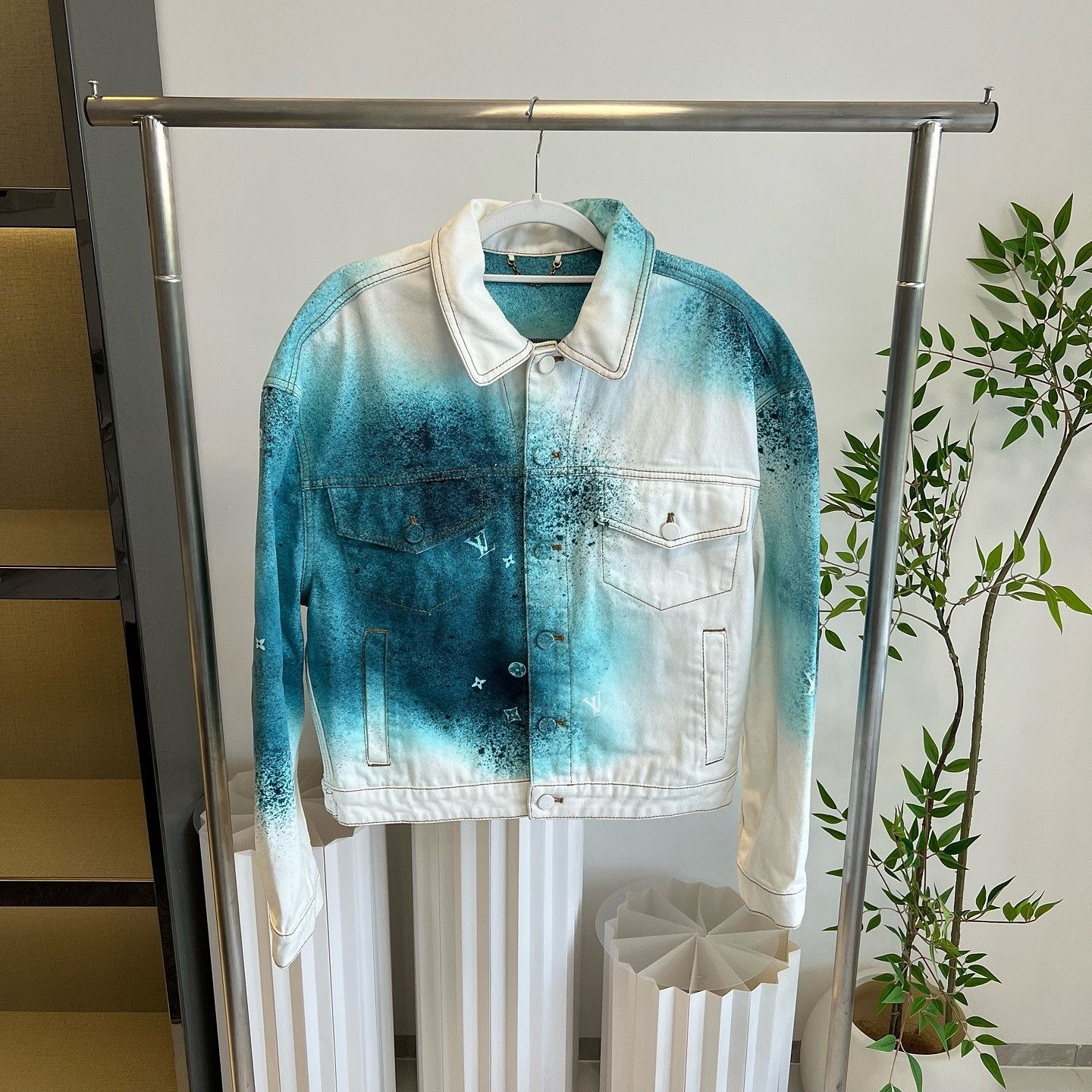 Louis Vuitton Louis Vuitton Spray Pattern Denim Jacket Size 46 Size US S / EU 44-46 / 1 - 1 Thumbnail